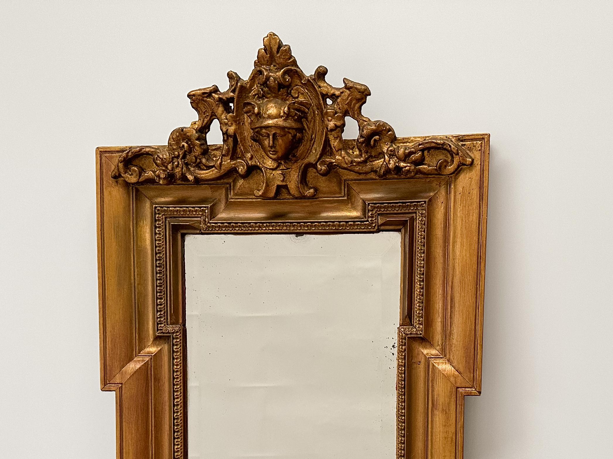 Antique Gilded Wall Mirror with Beveled Glass and Ornate Frame (Miroir mural doré avec verre biseauté et cadre orné) en vente 3