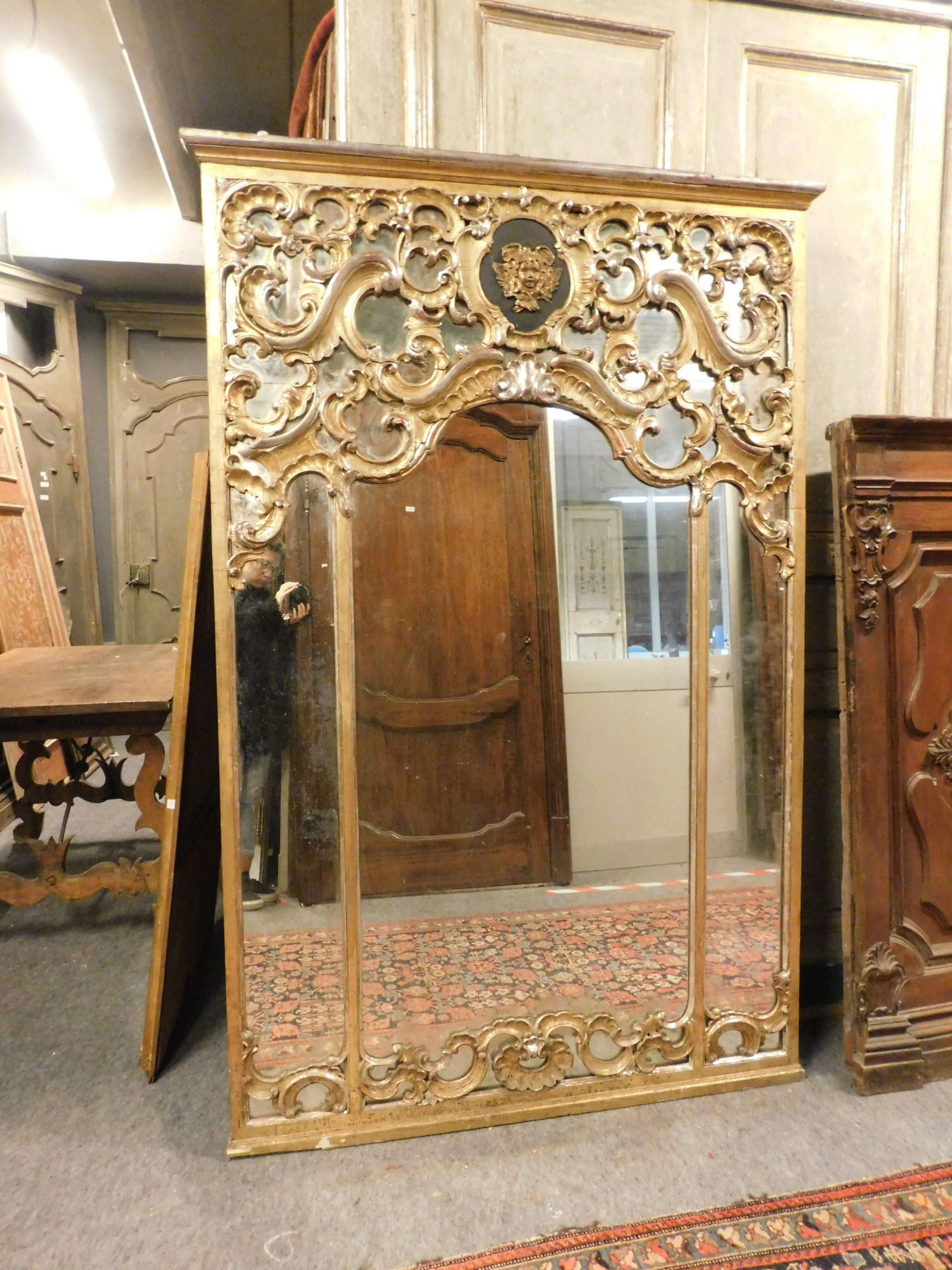 Antique Gilded Wood Mirror, Richly Carved with Putto, 1700, Italy In Good Condition In Cuneo, Italy (CN)