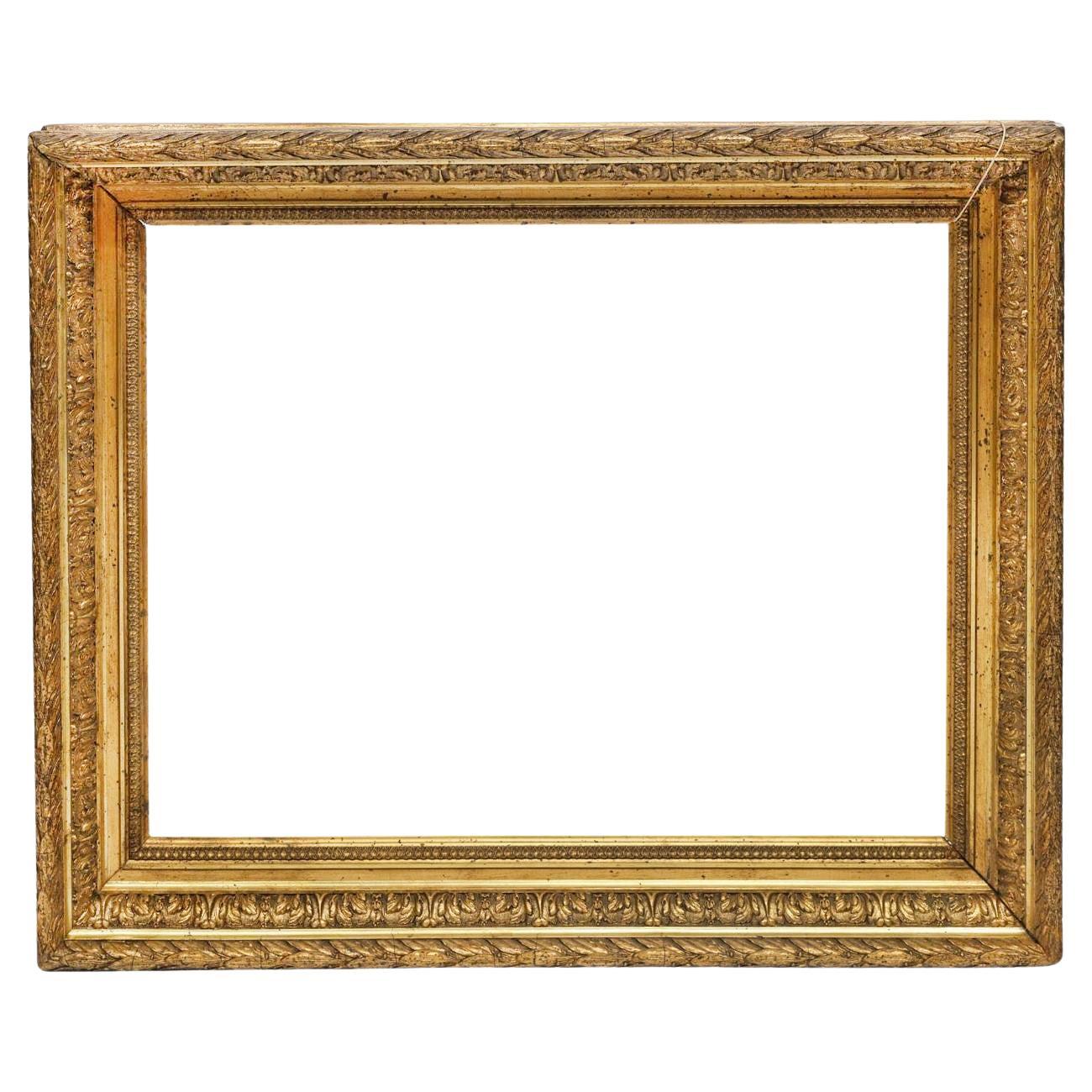 Marco antiguo de madera dorada