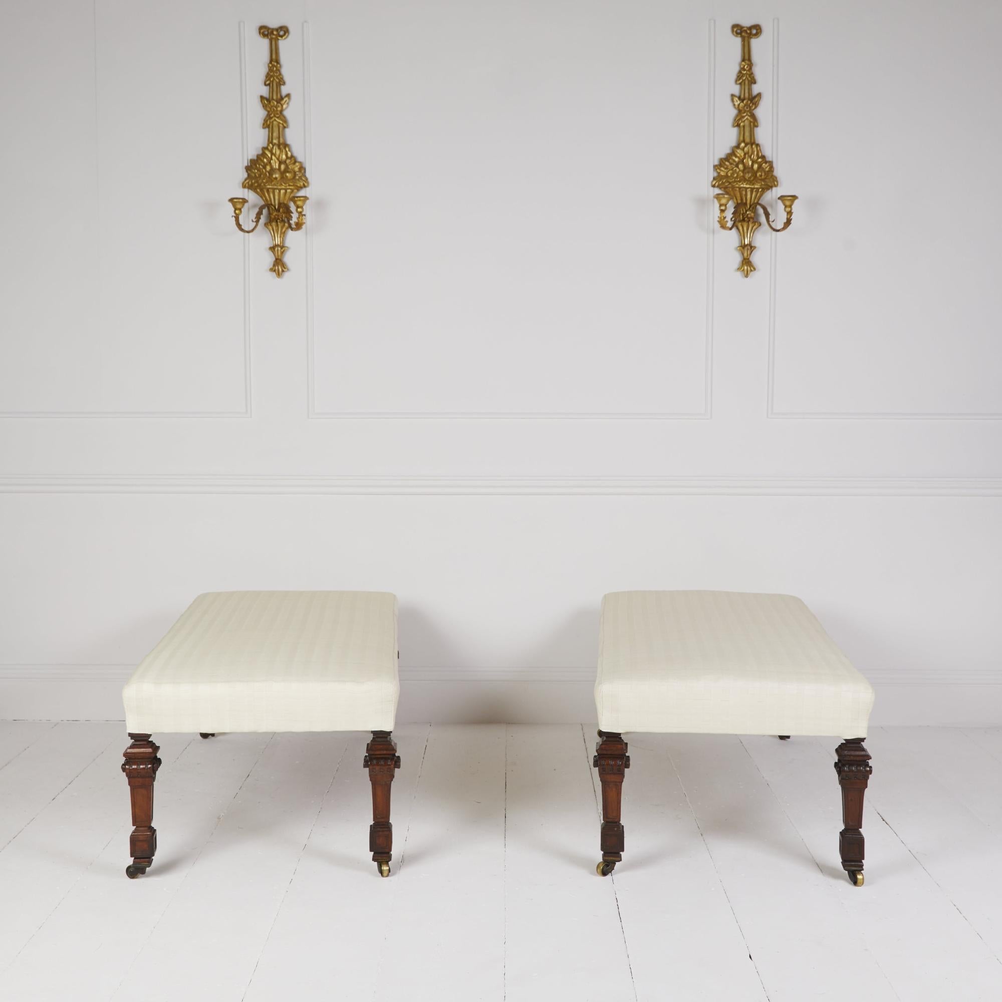 Noyer Tabourets anciens sur mesure à pieds Gillows en vente