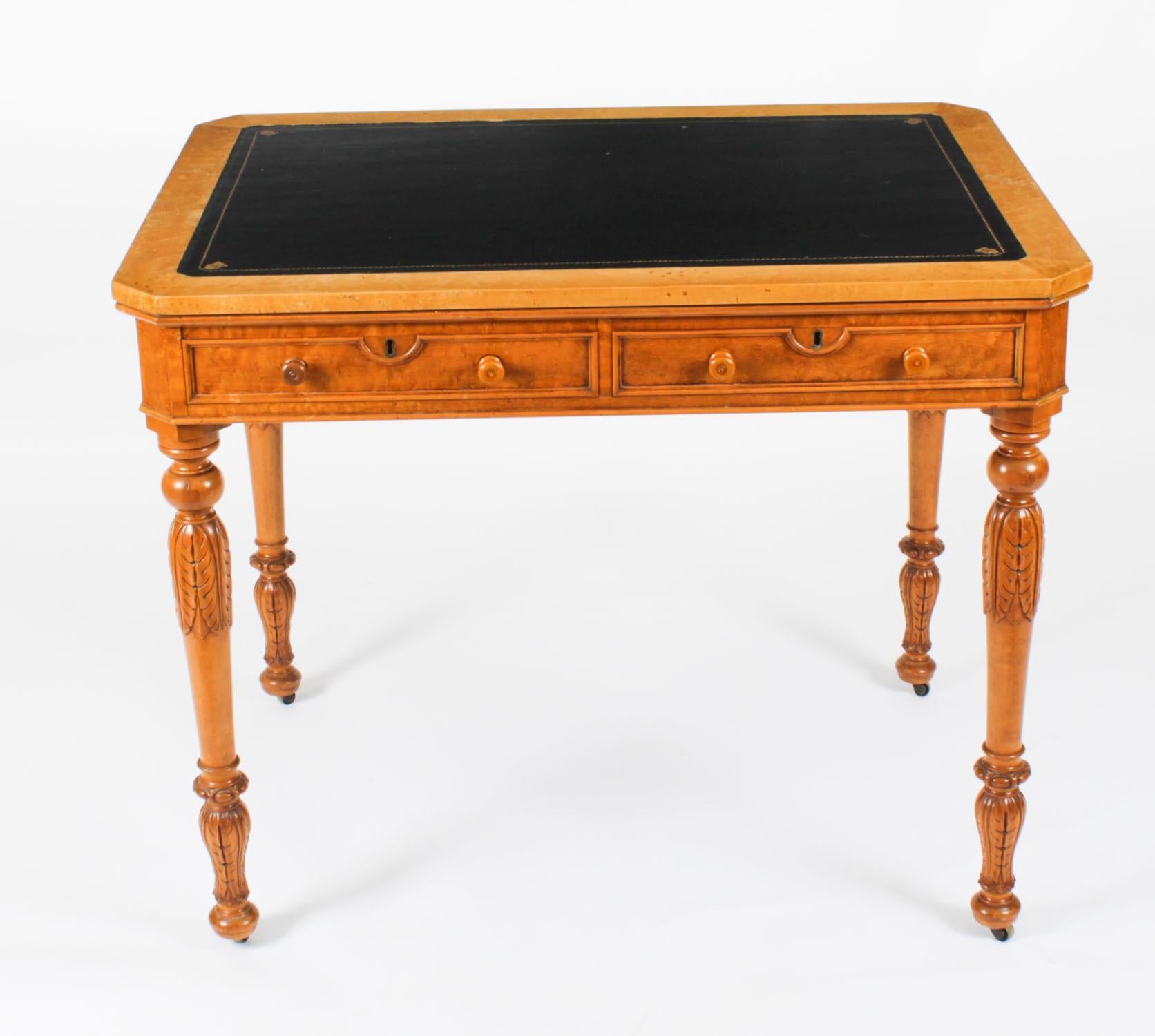 Il s'agit d'une très belle table à écrire victorienne en érable piqué de style Gillows, datant d'environ 1880.

Le plateau rectangulaire présente un bord mouluré et un écritoire d'origine en cuir noir estampé à l'aveugle, avec deux tiroirs spacieux