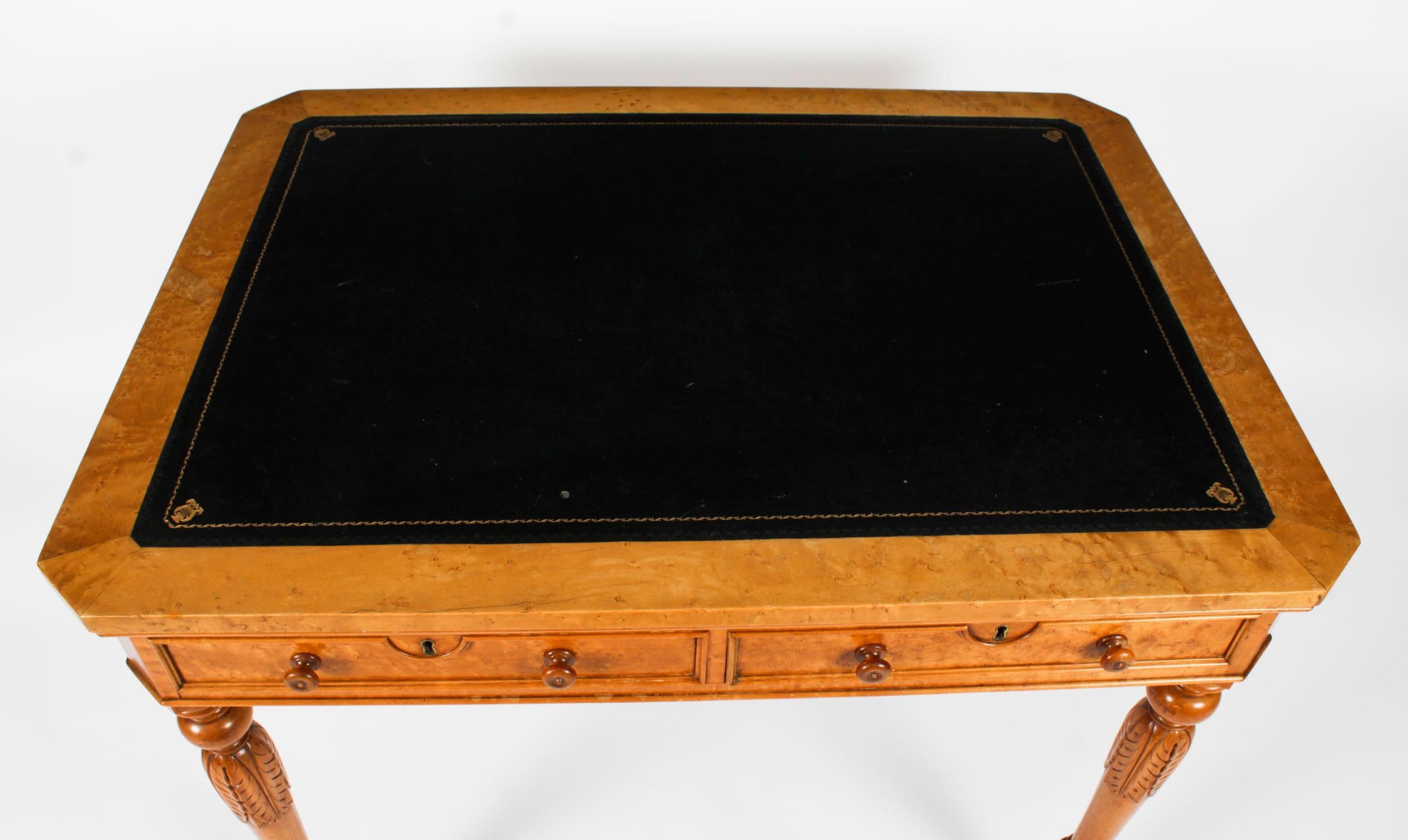 Anglais Bureau ancien de style Gillows en érable piqué 19ème siècle en vente