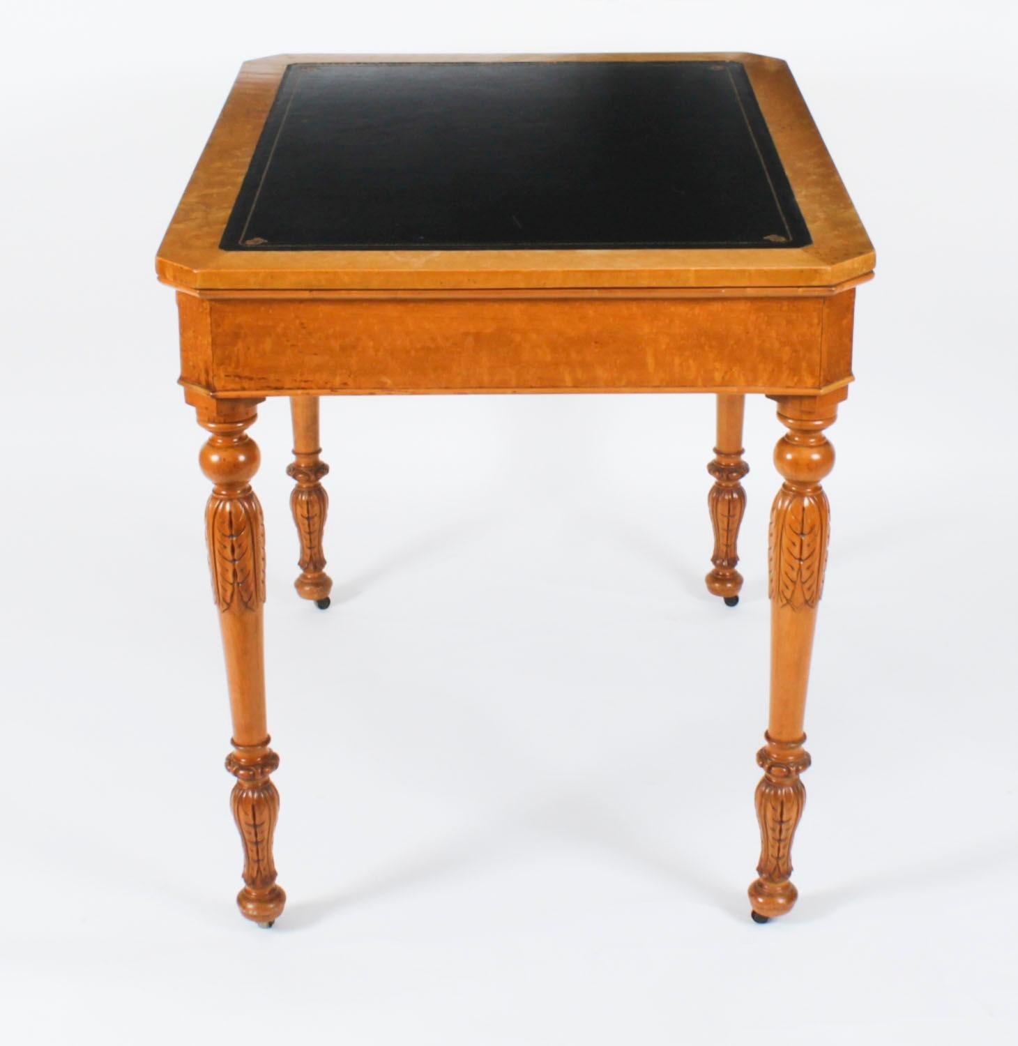 Cuir Bureau ancien de style Gillows en érable piqué 19ème siècle en vente