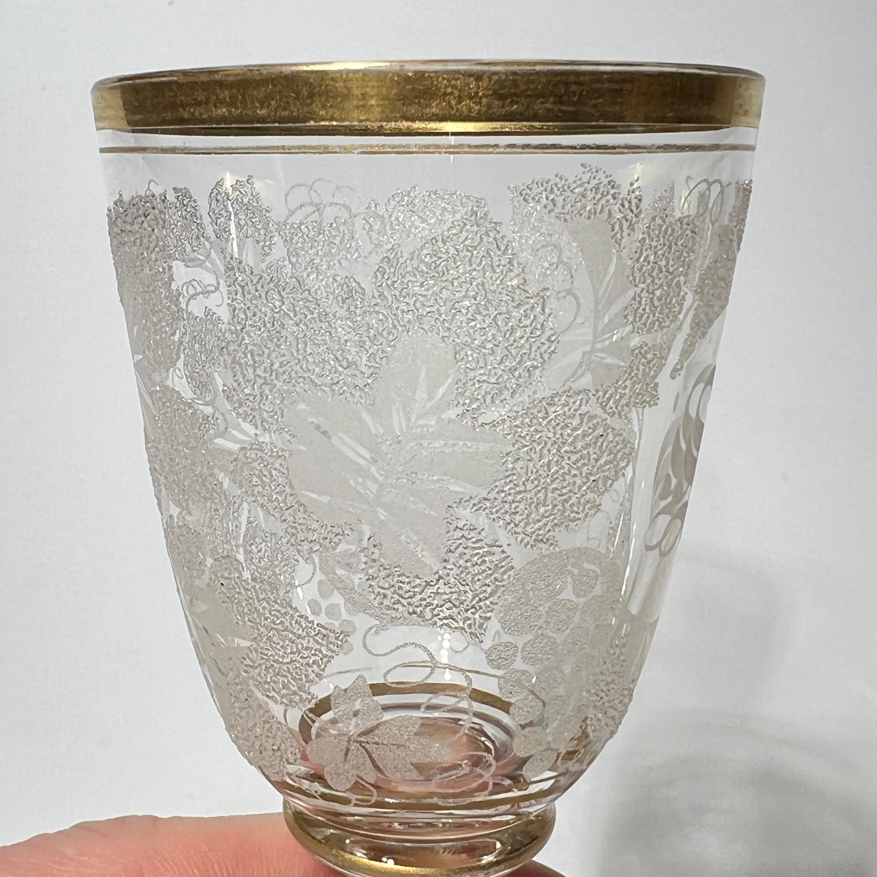 Decantadores antiguos de cristal dorado y coralino Copas de vino y de champán Dorado en venta