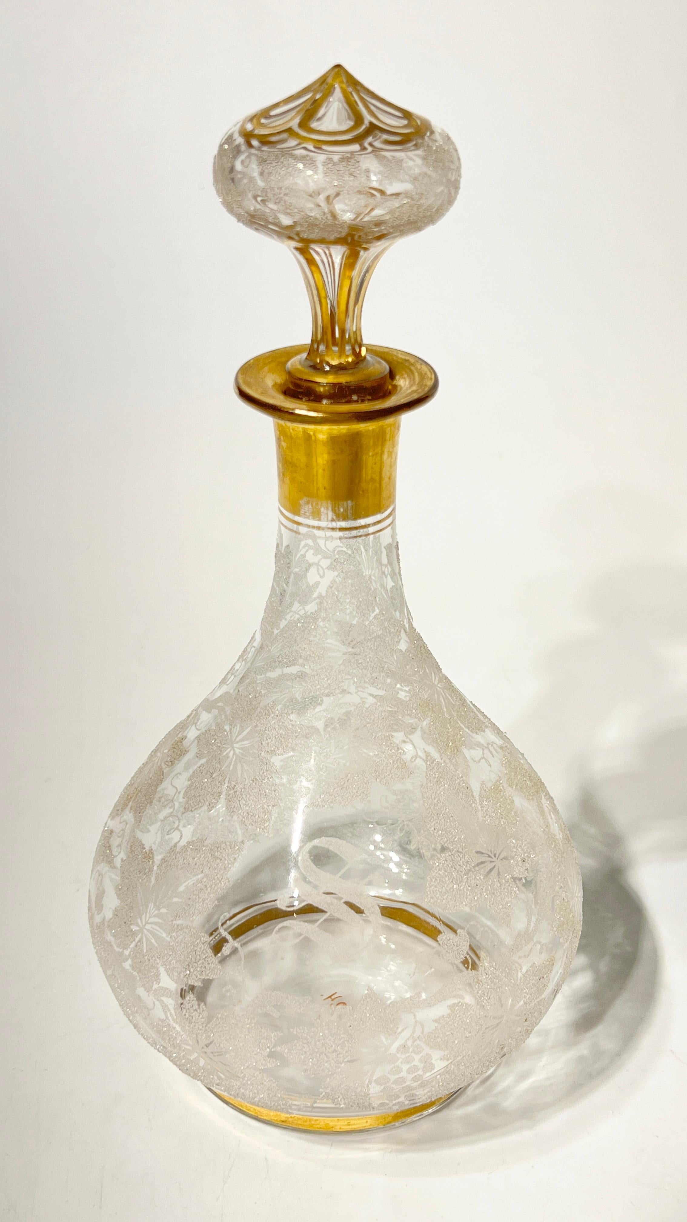 Decantadores antiguos de cristal dorado y coralino Copas de vino y de champán en Bueno estado para la venta en New York, NY