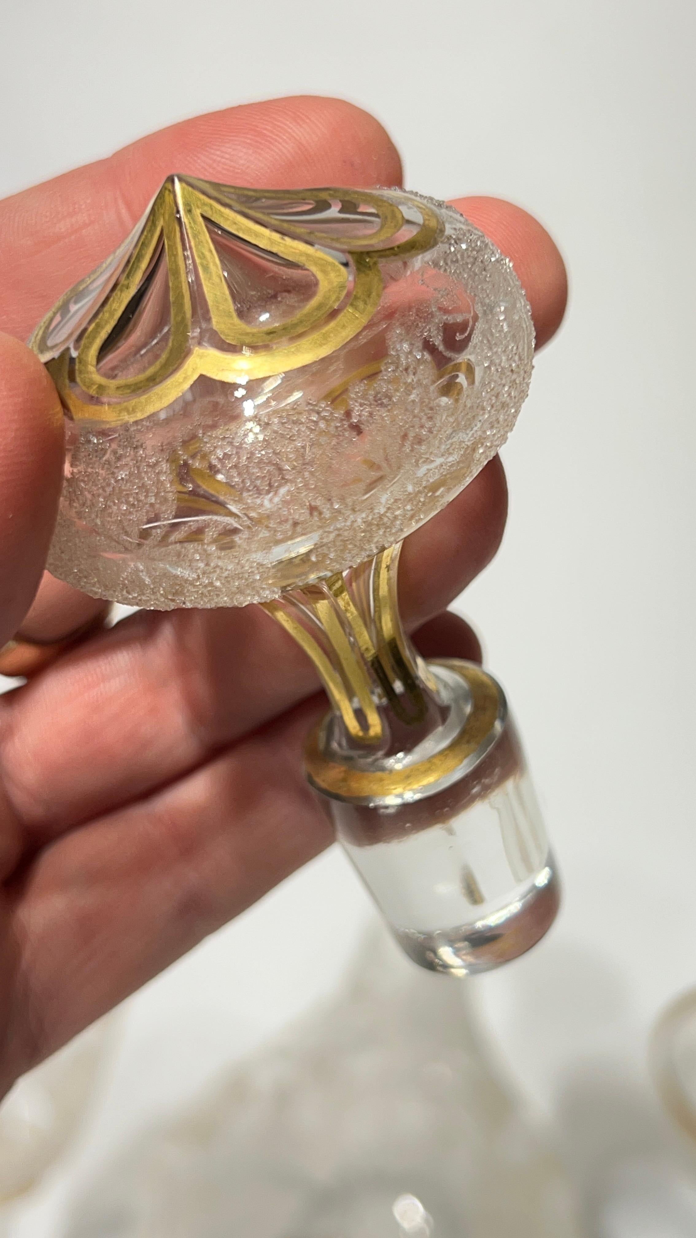 Decantadores antiguos de cristal dorado y coralino Copas de vino y de champán siglo XIX en venta