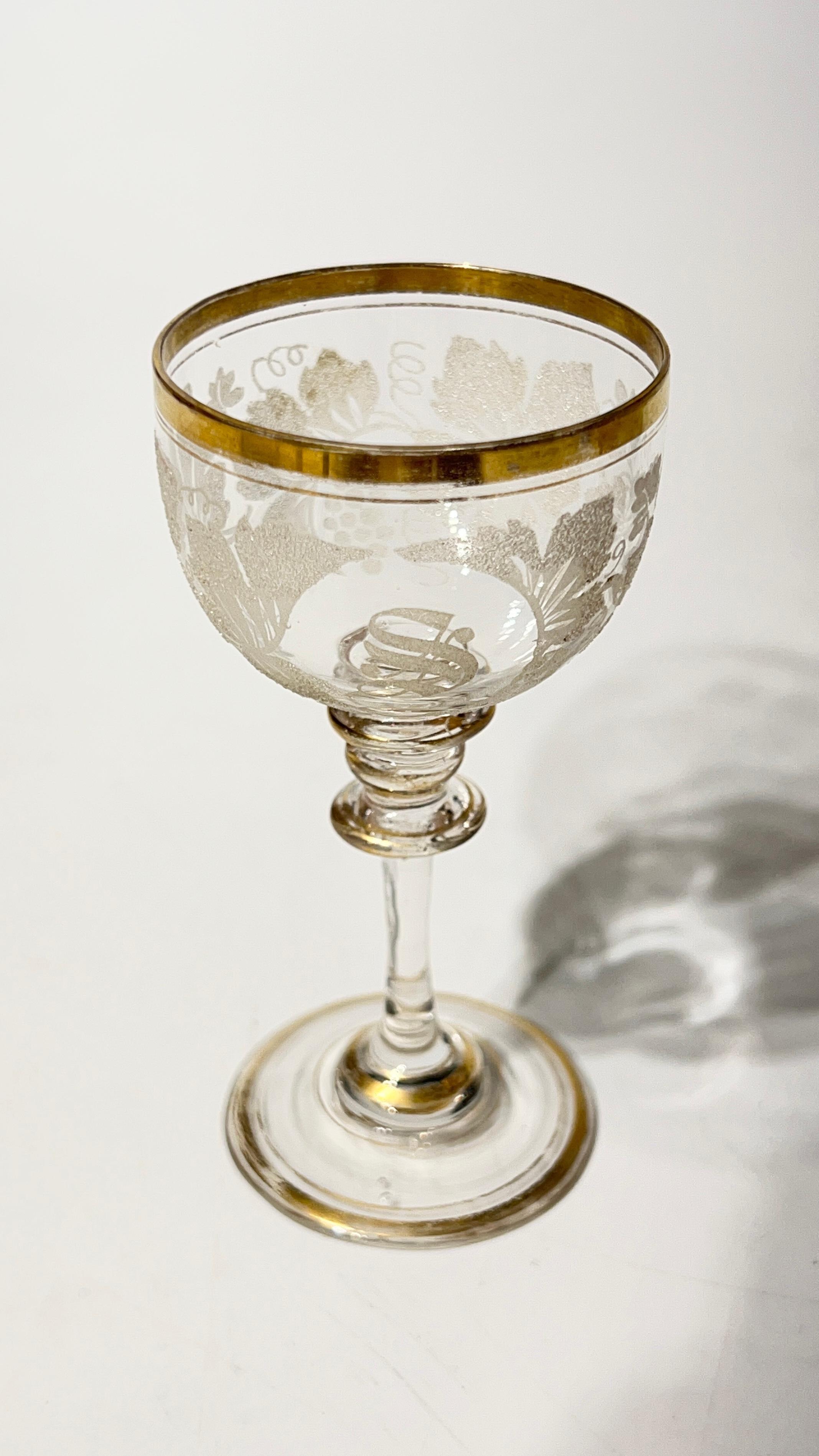 Decantadores antiguos de cristal dorado y coralino Copas de vino y de champán en venta 1
