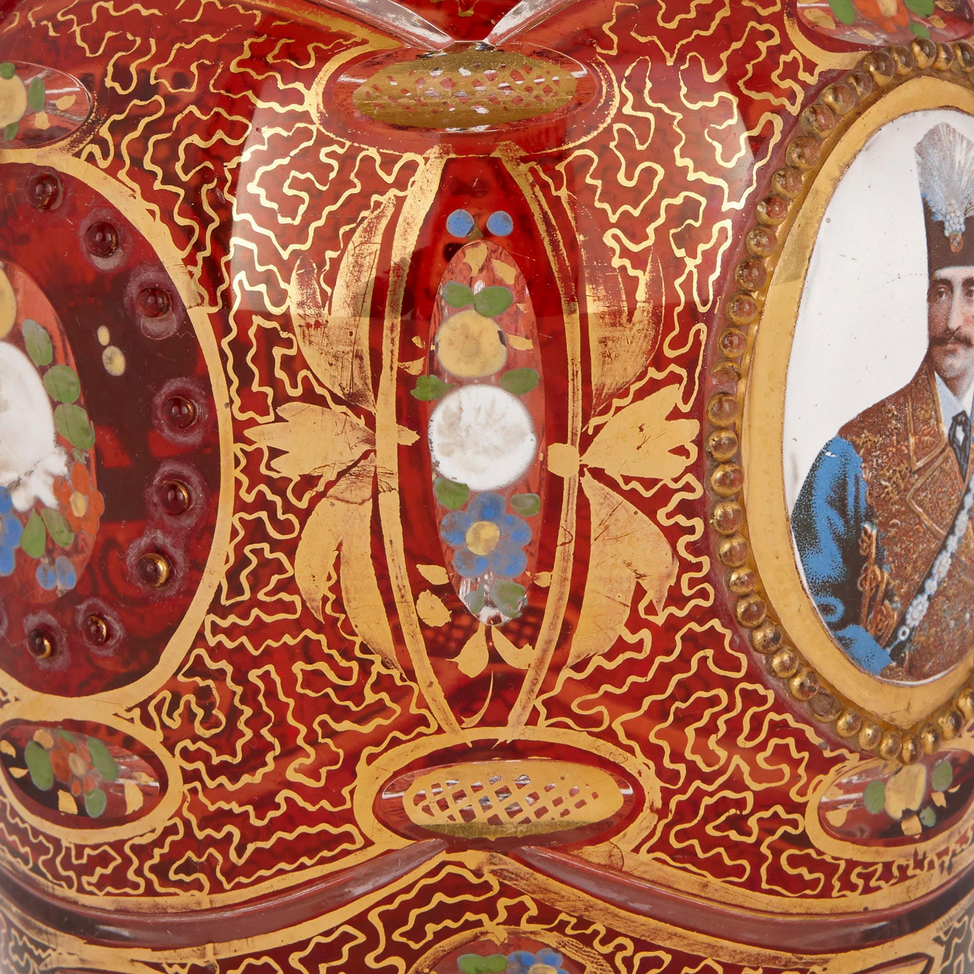 Bohème Carafe ancienne en verre doré et émaillé rouge rubis en vente