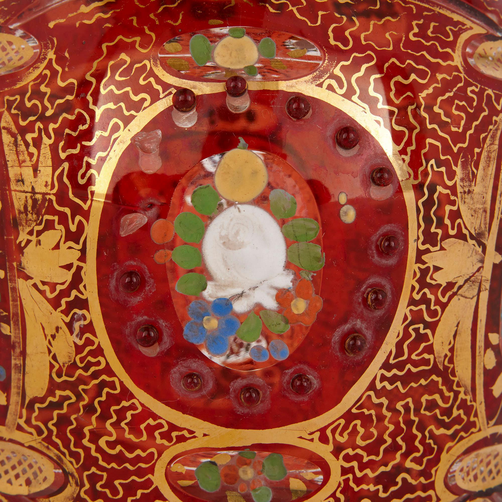 Tchèque Carafe ancienne en verre doré et émaillé rouge rubis en vente