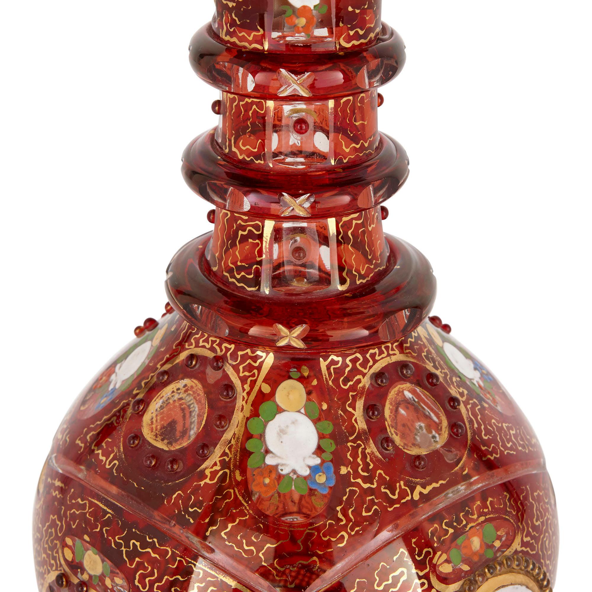 Decantador antiguo de vidrio rojo rubí dorado y esmaltado Esmaltado en venta