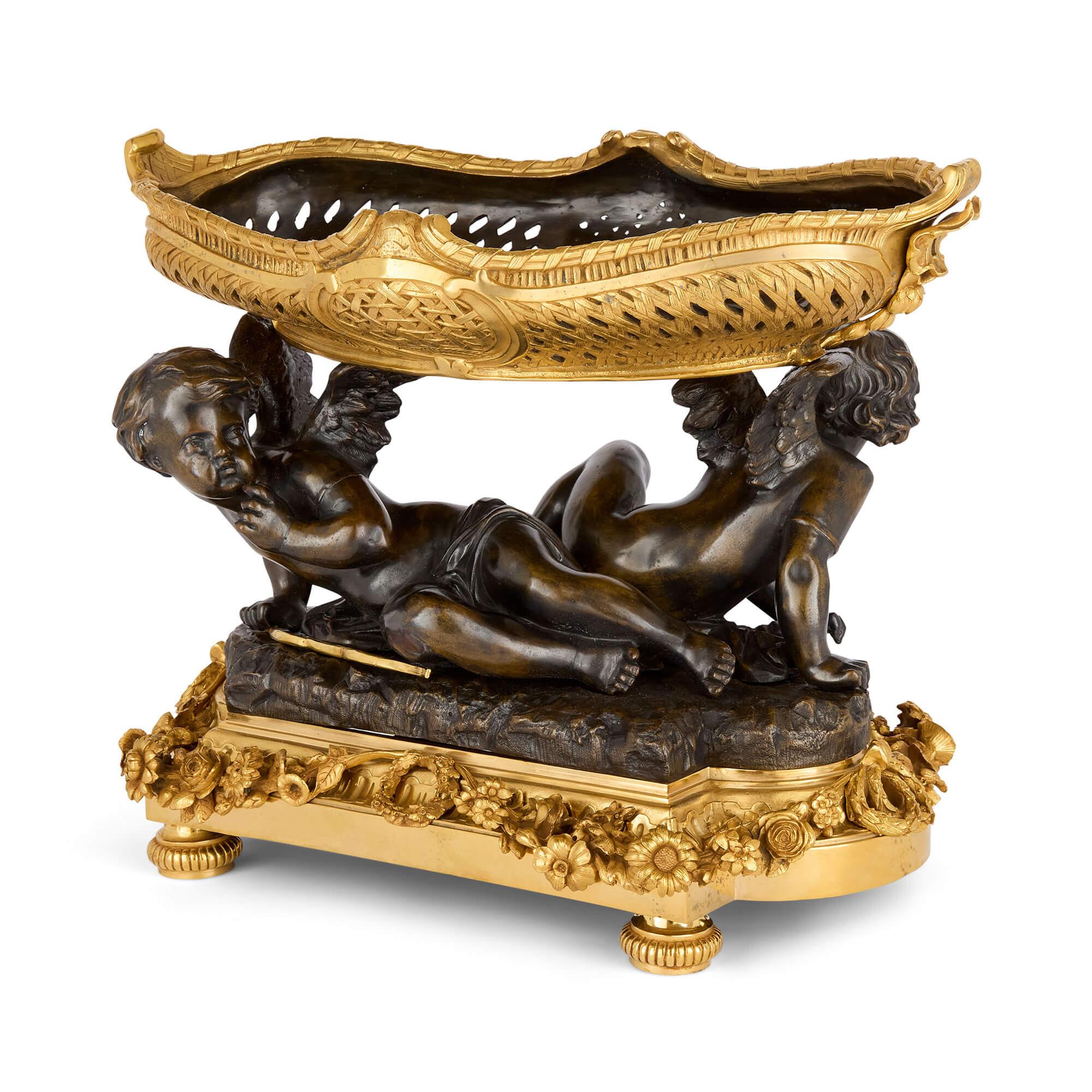 Centro de mesa antiguo de querubín dorado y bronce patinado de Moreau Luis XVI en venta
