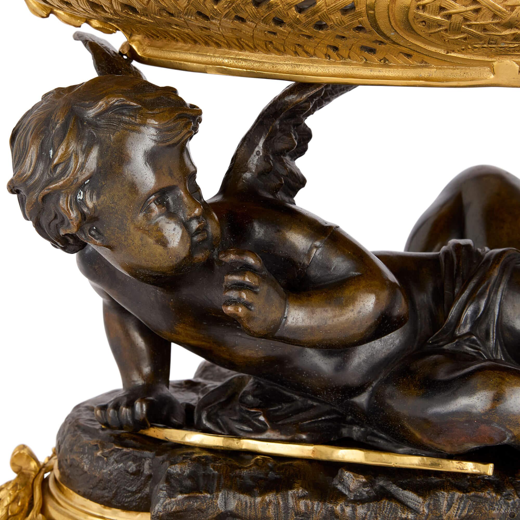 Centro de mesa antiguo de querubín dorado y bronce patinado de Moreau Francés en venta