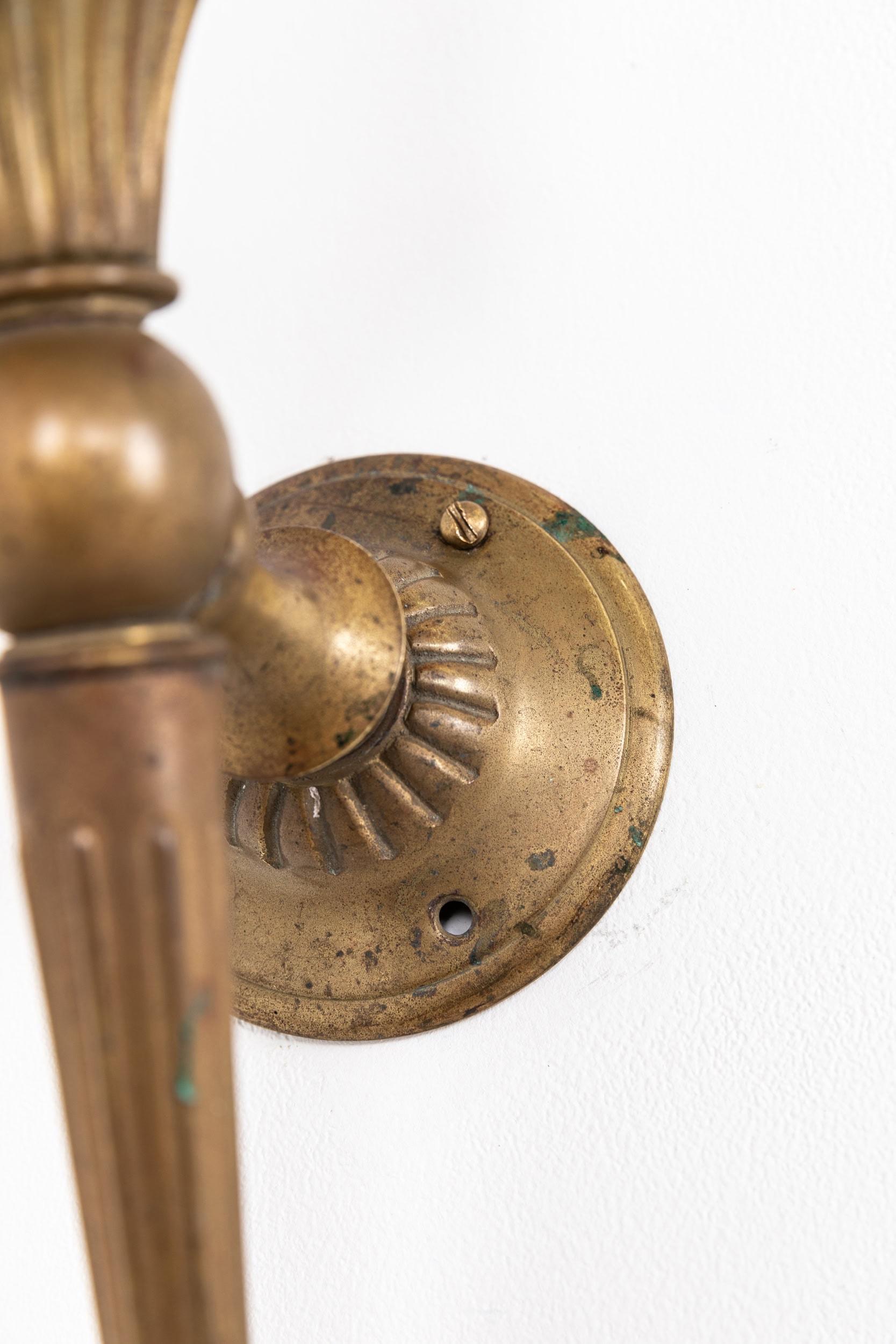 Art déco A.I.C C Light, lampe torchère murale en laiton doré et pomme de pin, c.1920. en vente