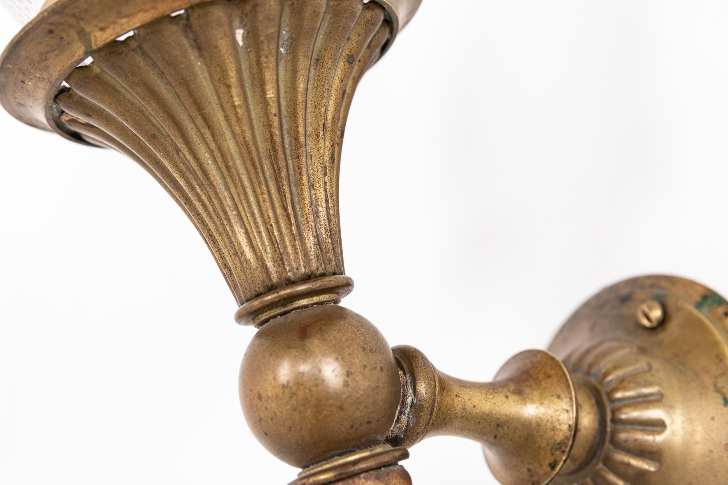 Anglais A.I.C C Light, lampe torchère murale en laiton doré et pomme de pin, c.1920. en vente
