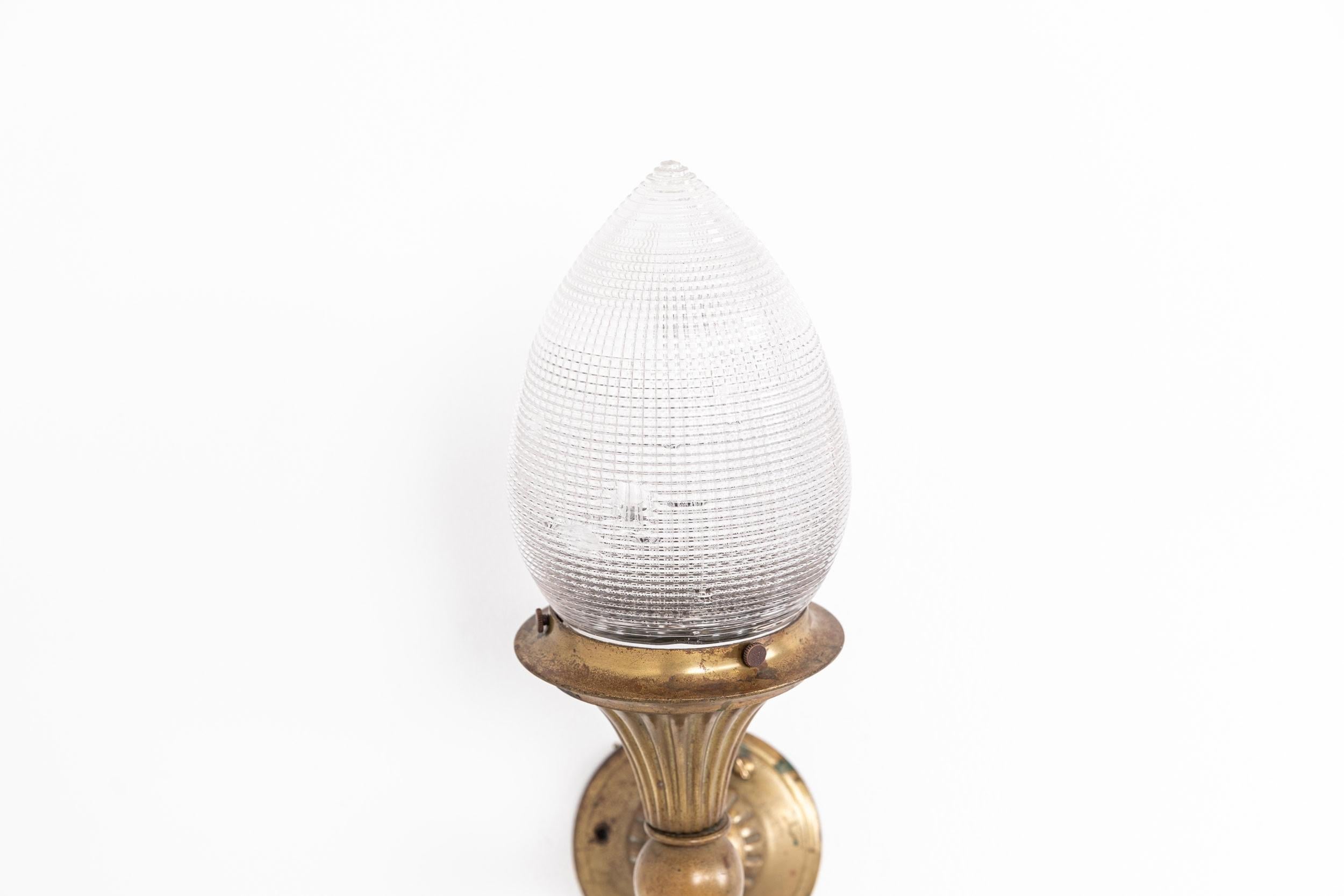 Moulage A.I.C C Light, lampe torchère murale en laiton doré et pomme de pin, c.1920. en vente