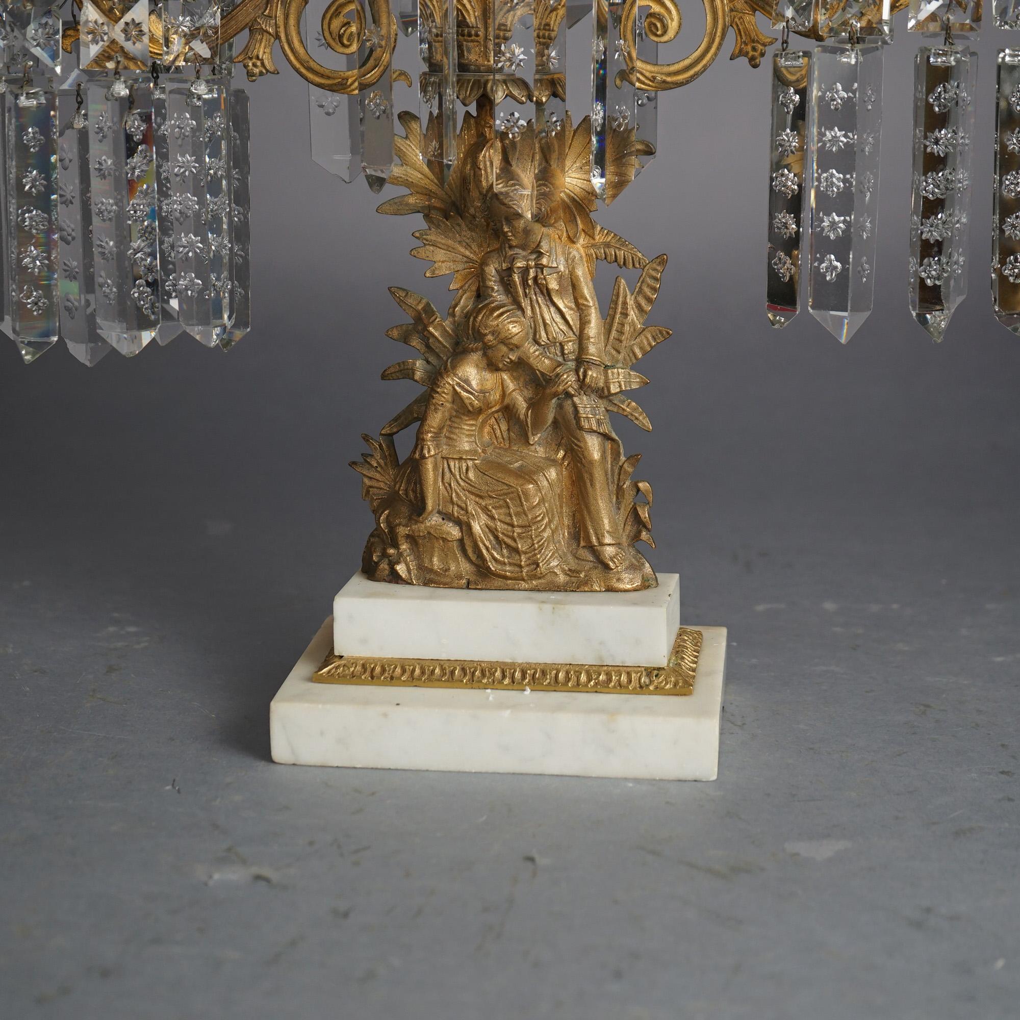 Ensemble antique de girandoles américaines offrant des montures en bronze moulé doré sous la forme d'un couple de courtisans (femme et homme anglo-indien) dans un décor de campagne avec des prismes de cristal suspendus et des bases en marbre à
