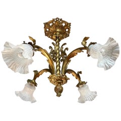 Lustre ancien de style rococo en bronze doré et laiton avec abat-jours en verre fleuri