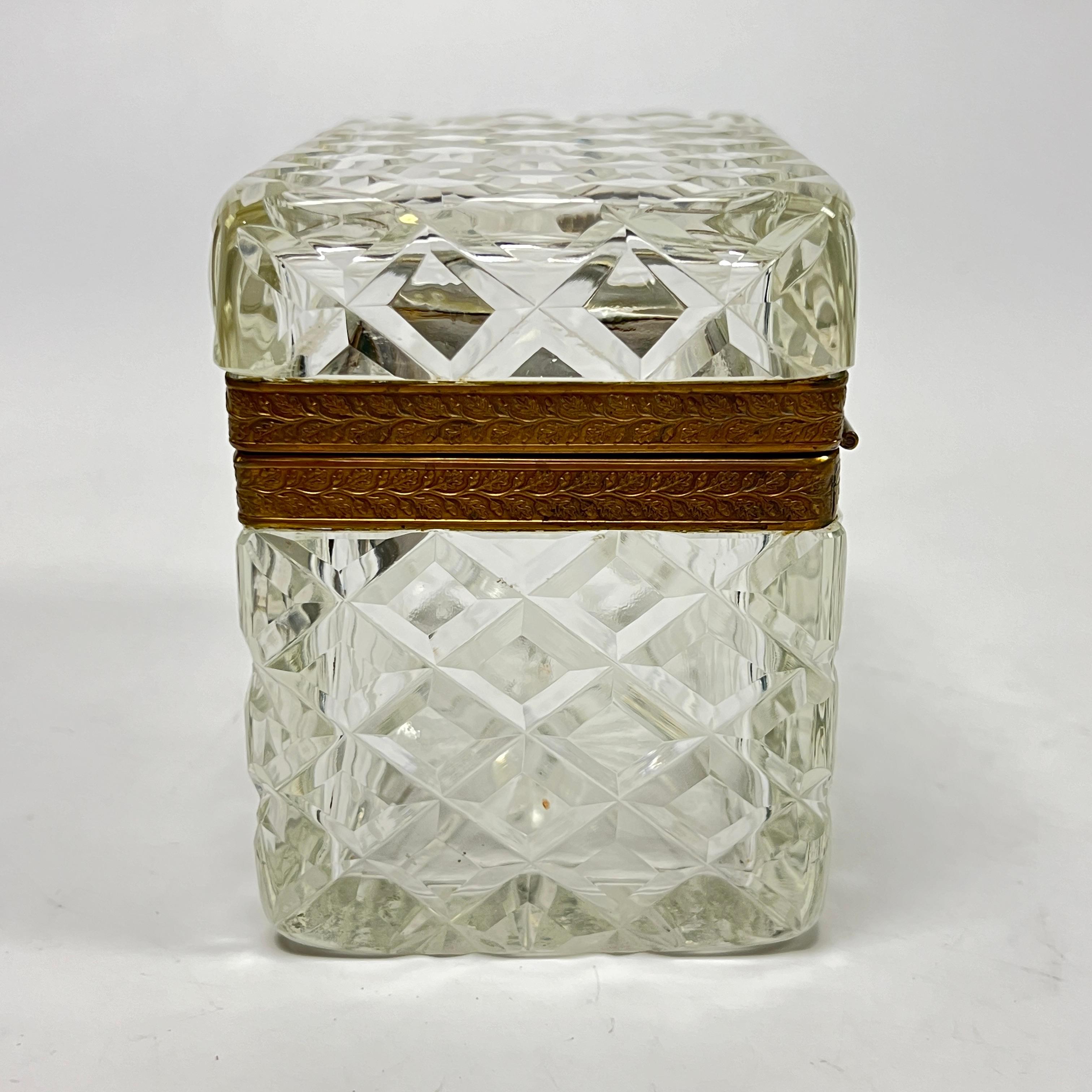 Cofre / Caja Antigua de Bronce Dorado y Cristal en venta 5