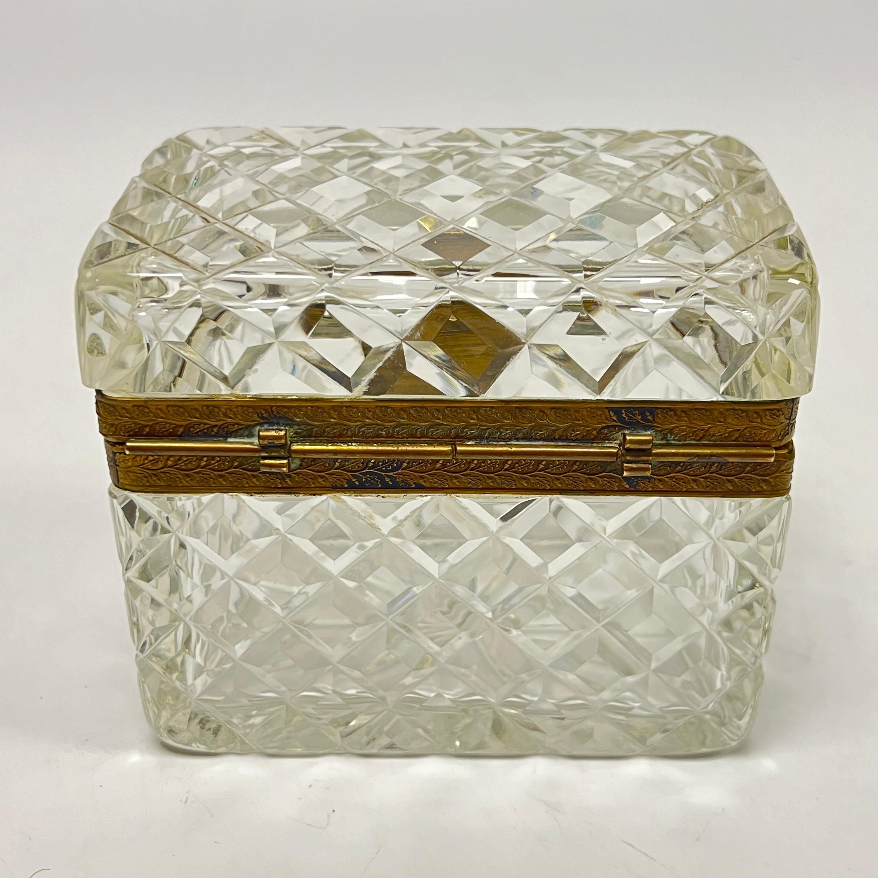 Cofre / Caja Antigua de Bronce Dorado y Cristal en venta 6