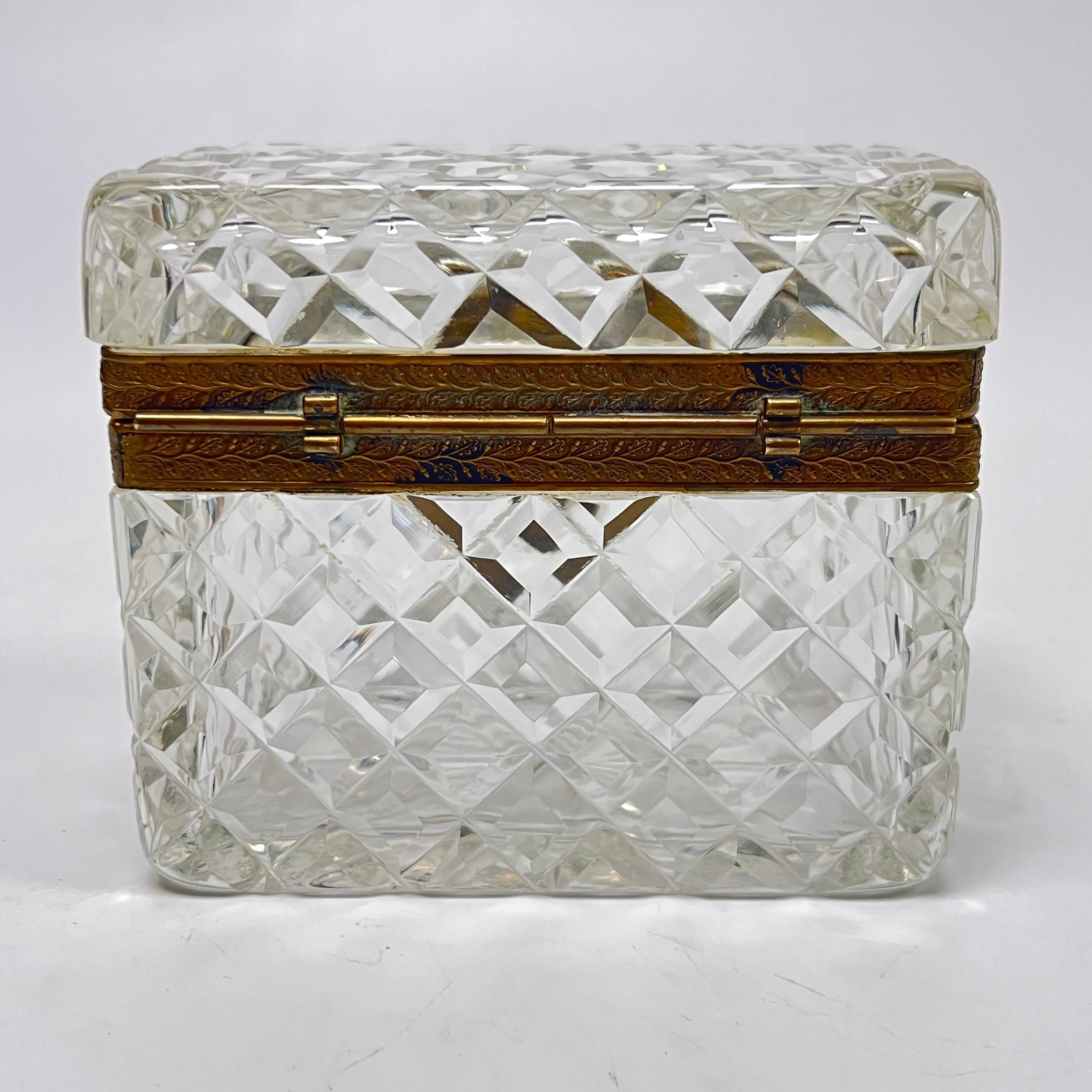 Preciosa caja cómoda antigua (finales del siglo XIX) de cristal moldeado y bronce dorado que mide 5 1/2 por 3 1/2 por 4 3/4 pulgadas y está en muy buen estado.