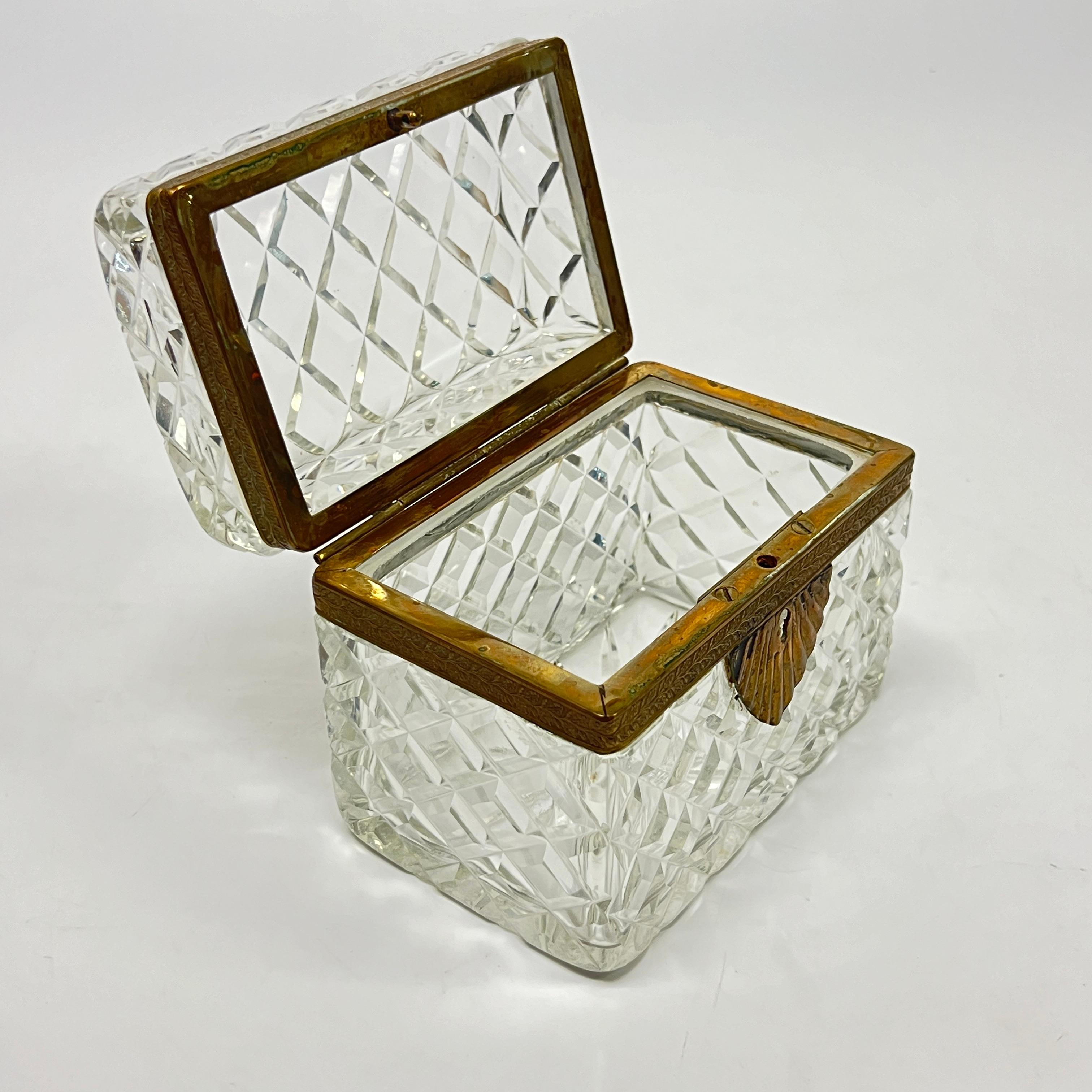 Cofre / Caja Antigua de Bronce Dorado y Cristal en Bueno estado para la venta en New York, NY