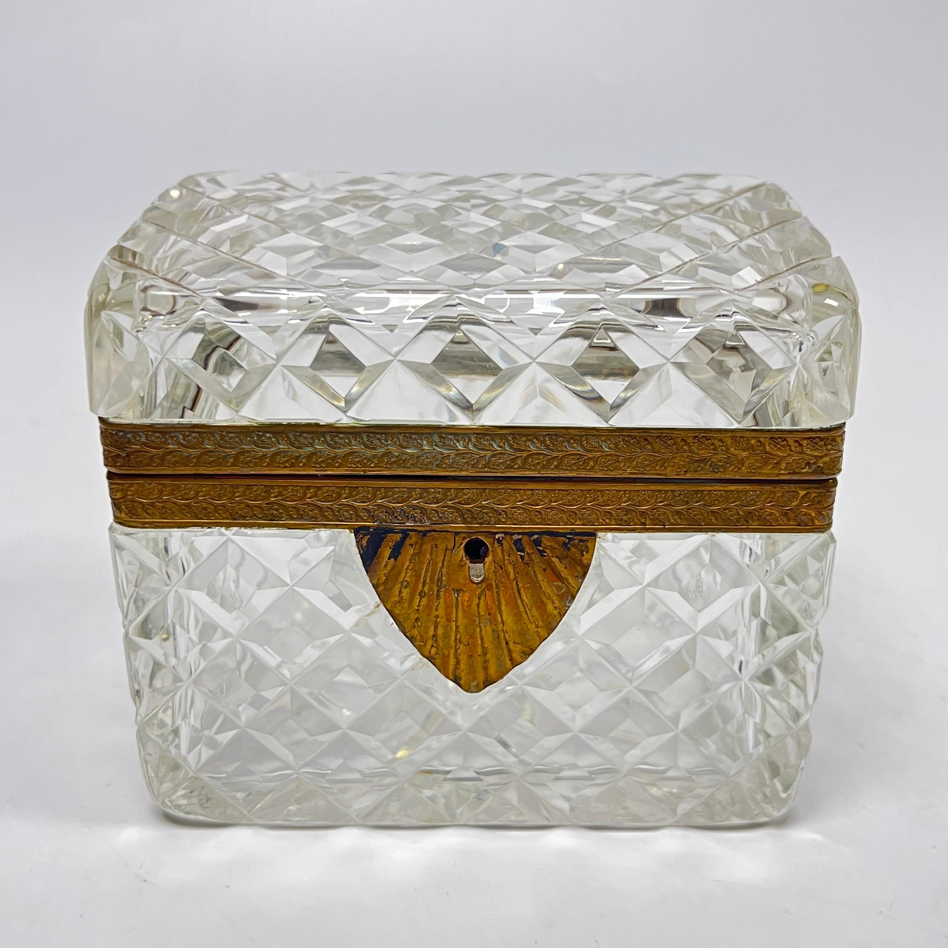Cofre / Caja Antigua de Bronce Dorado y Cristal en venta 1