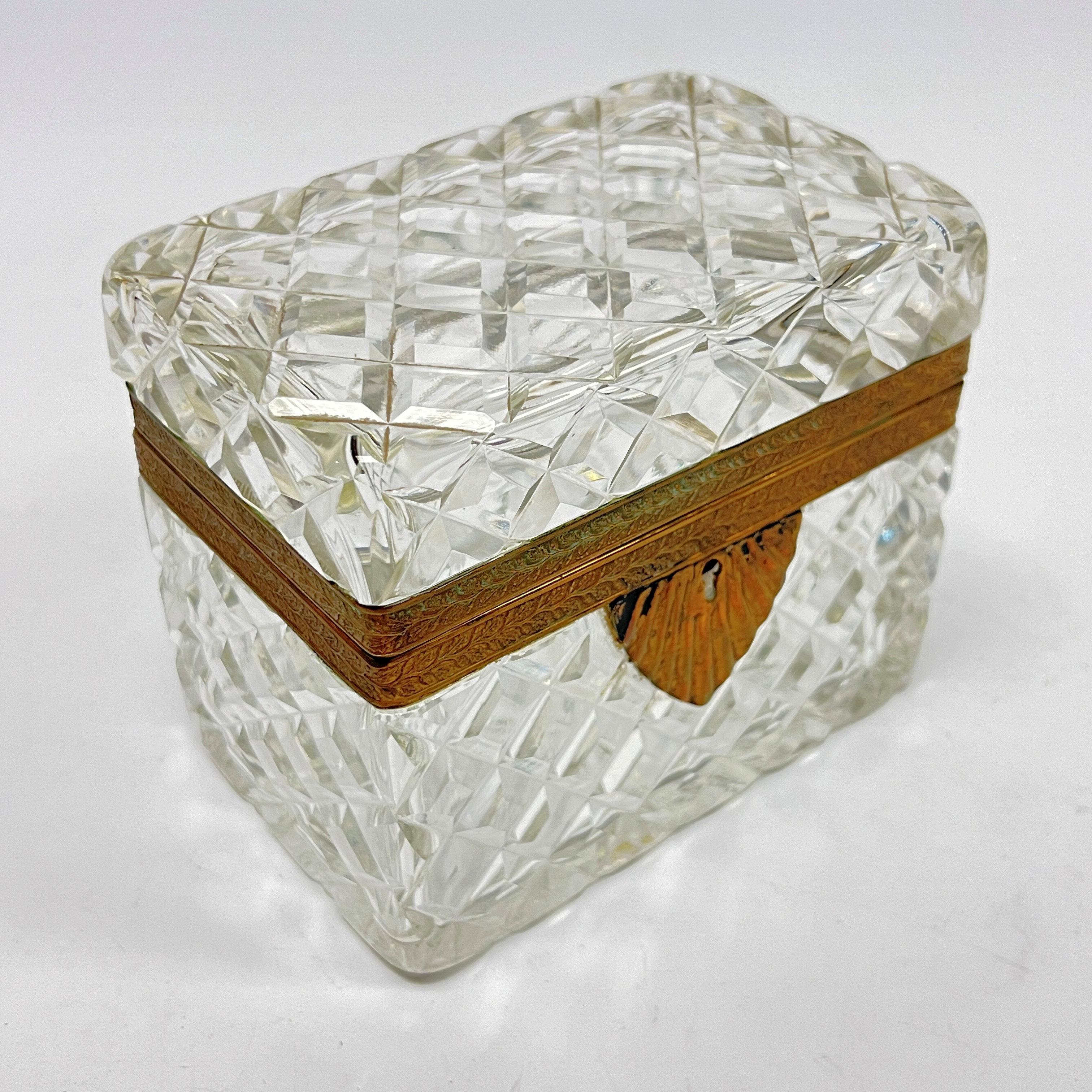 Cofre / Caja Antigua de Bronce Dorado y Cristal en venta 2