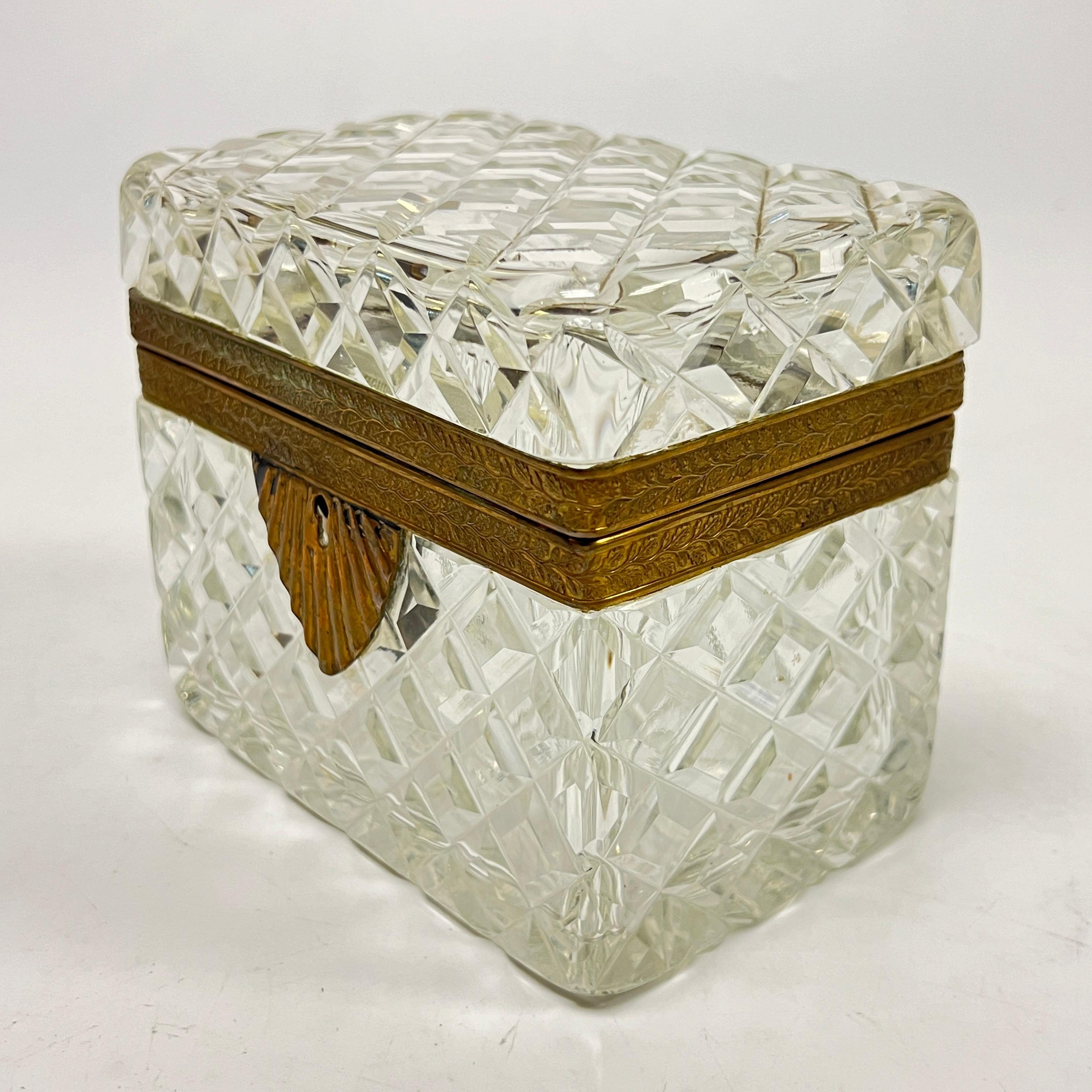 Cofre / Caja Antigua de Bronce Dorado y Cristal en venta 4