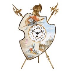 Reloj de chimenea antiguo de bronce dorado y porcelana con escenas caballerescas