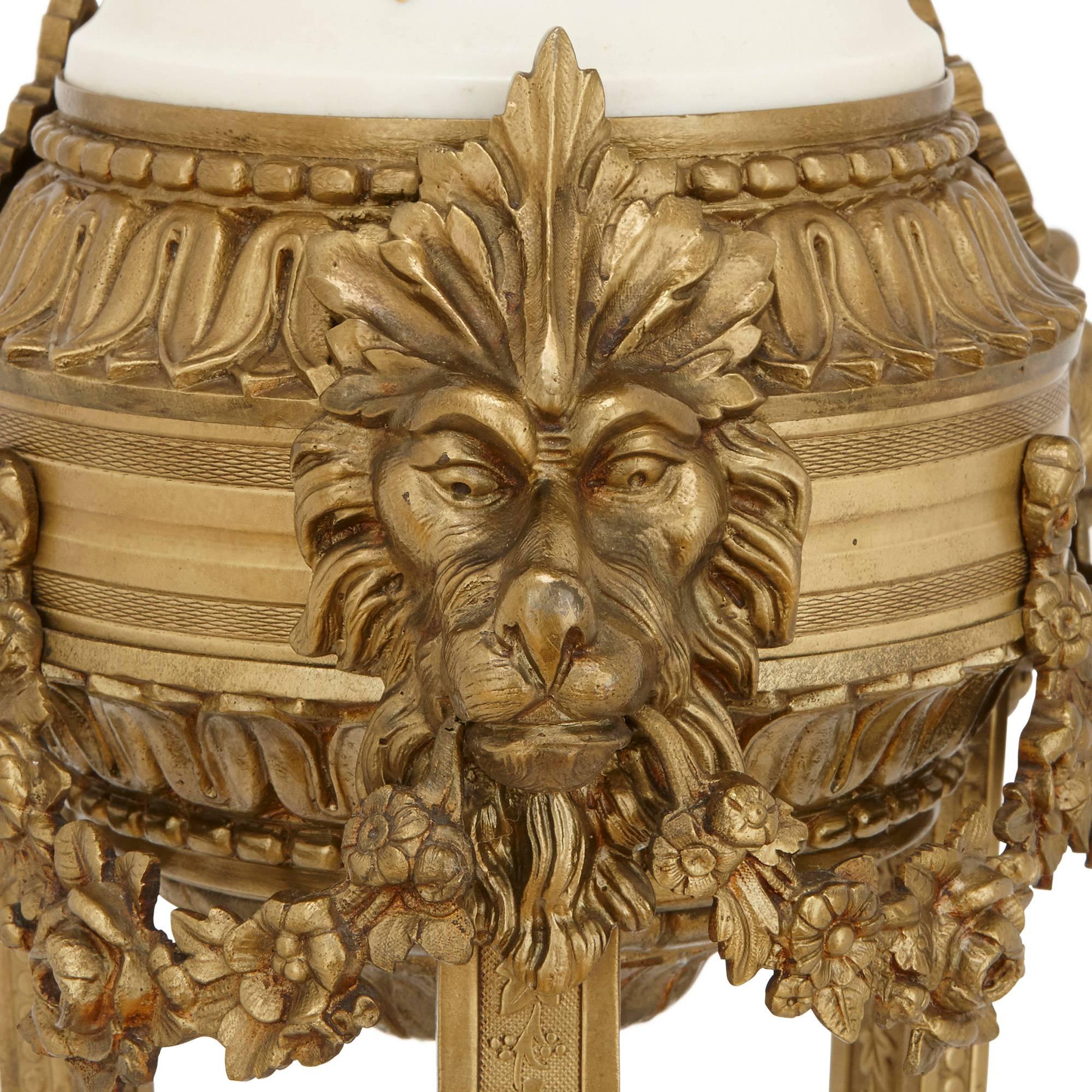 Lampadaire ancien en bronze doré et porcelaine de style Sèvres Excellent état - En vente à London, GB