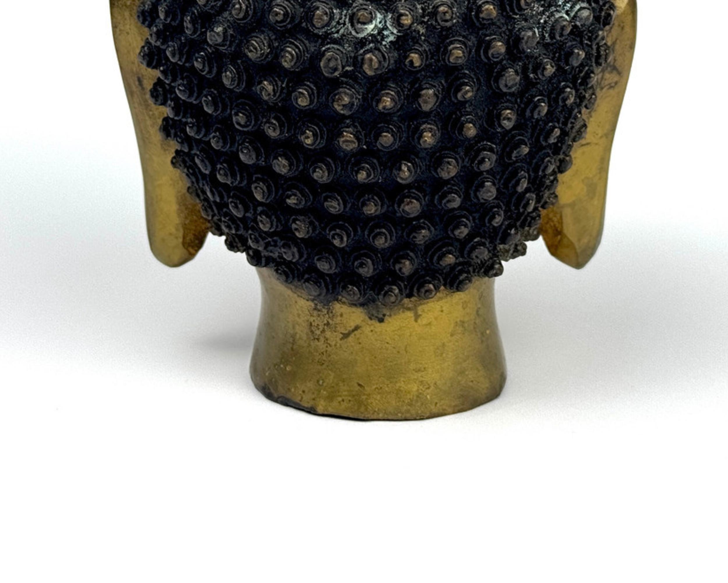Antica scultura asiatica con testa di Buddha in bronzo dorato, arte decorativa spirituale per la casa In condizioni ottime in vendita a Wembley, GB