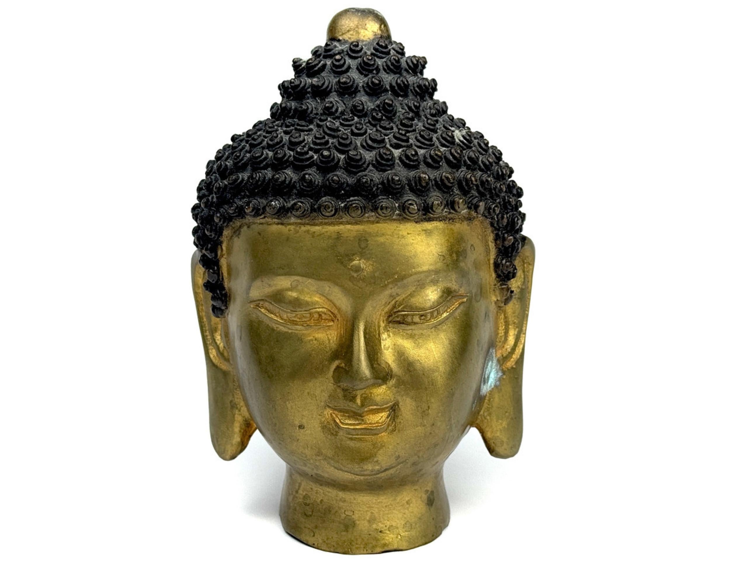 Metallo Antica scultura asiatica con testa di Buddha in bronzo dorato, arte decorativa spirituale per la casa in vendita