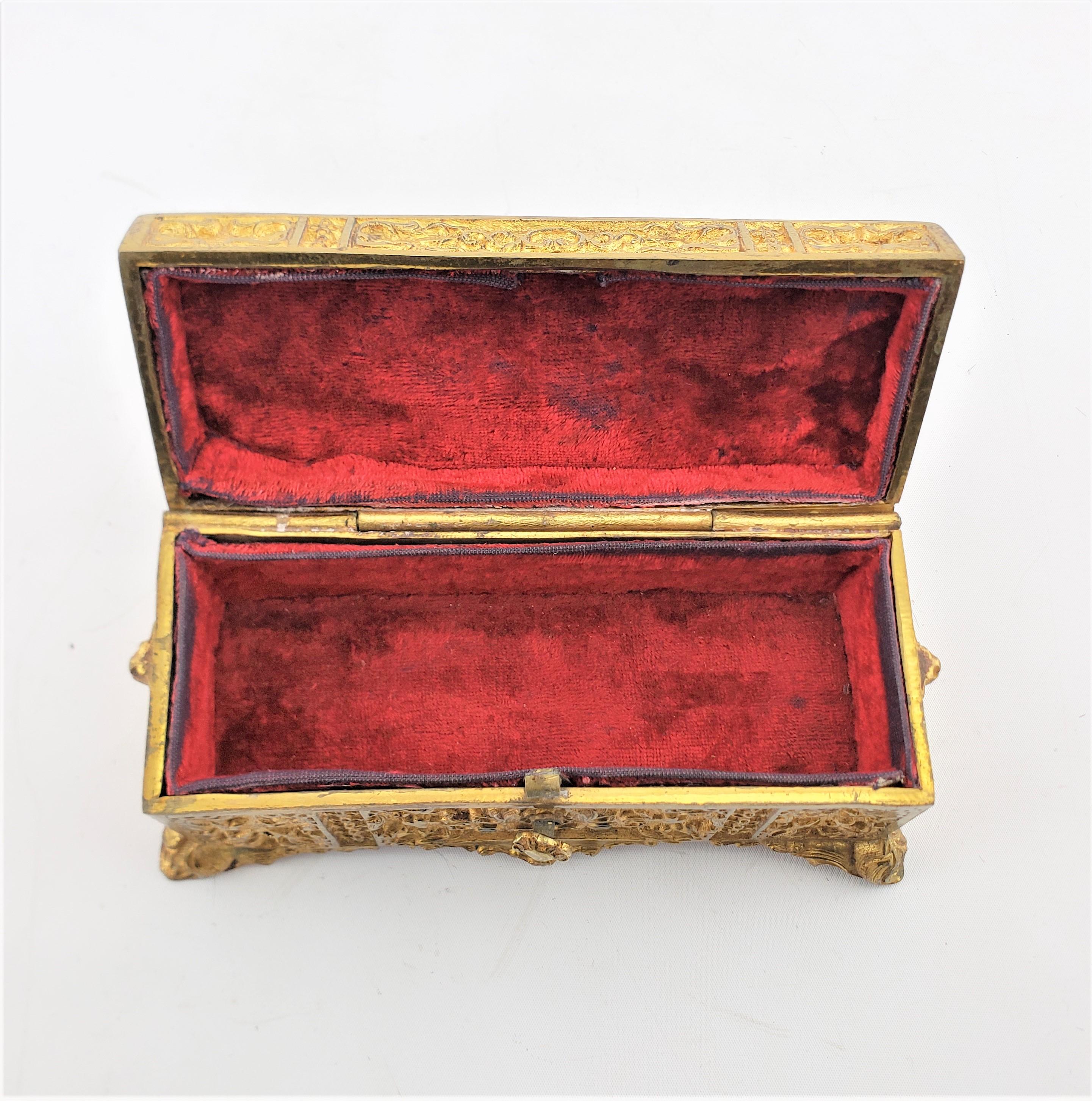Boîte ou coffret à bijoux décoratif en bronze doré ancien avec décoration florale en vente 3