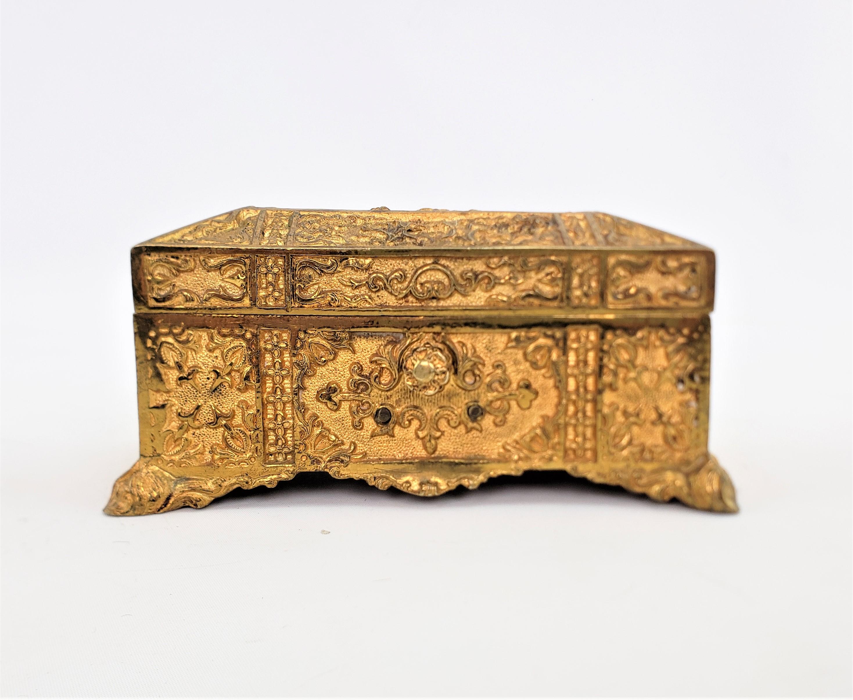 Néo-Renaissance Boîte ou coffret à bijoux décoratif en bronze doré ancien avec décoration florale en vente