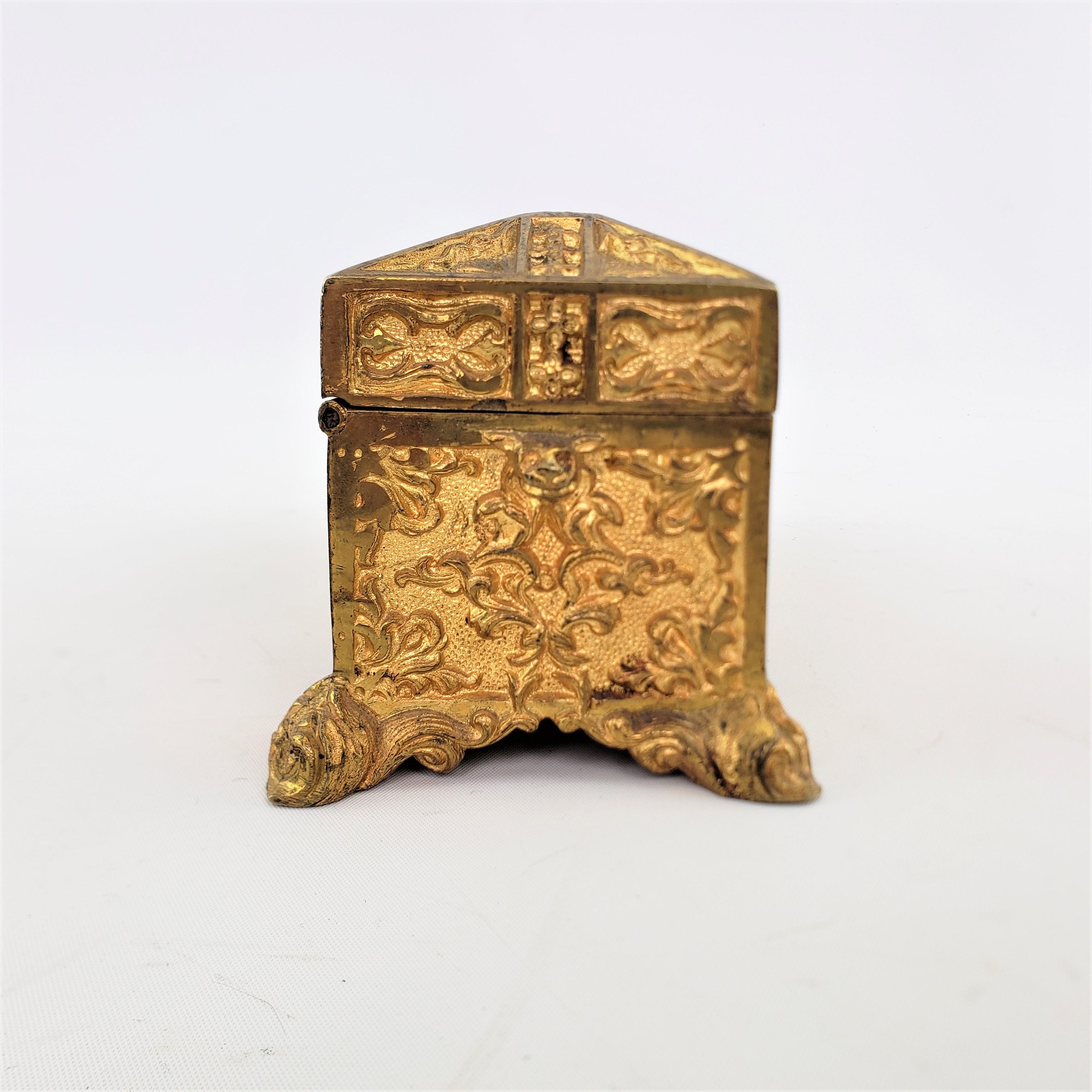 Français Boîte ou coffret à bijoux décoratif en bronze doré ancien avec décoration florale en vente