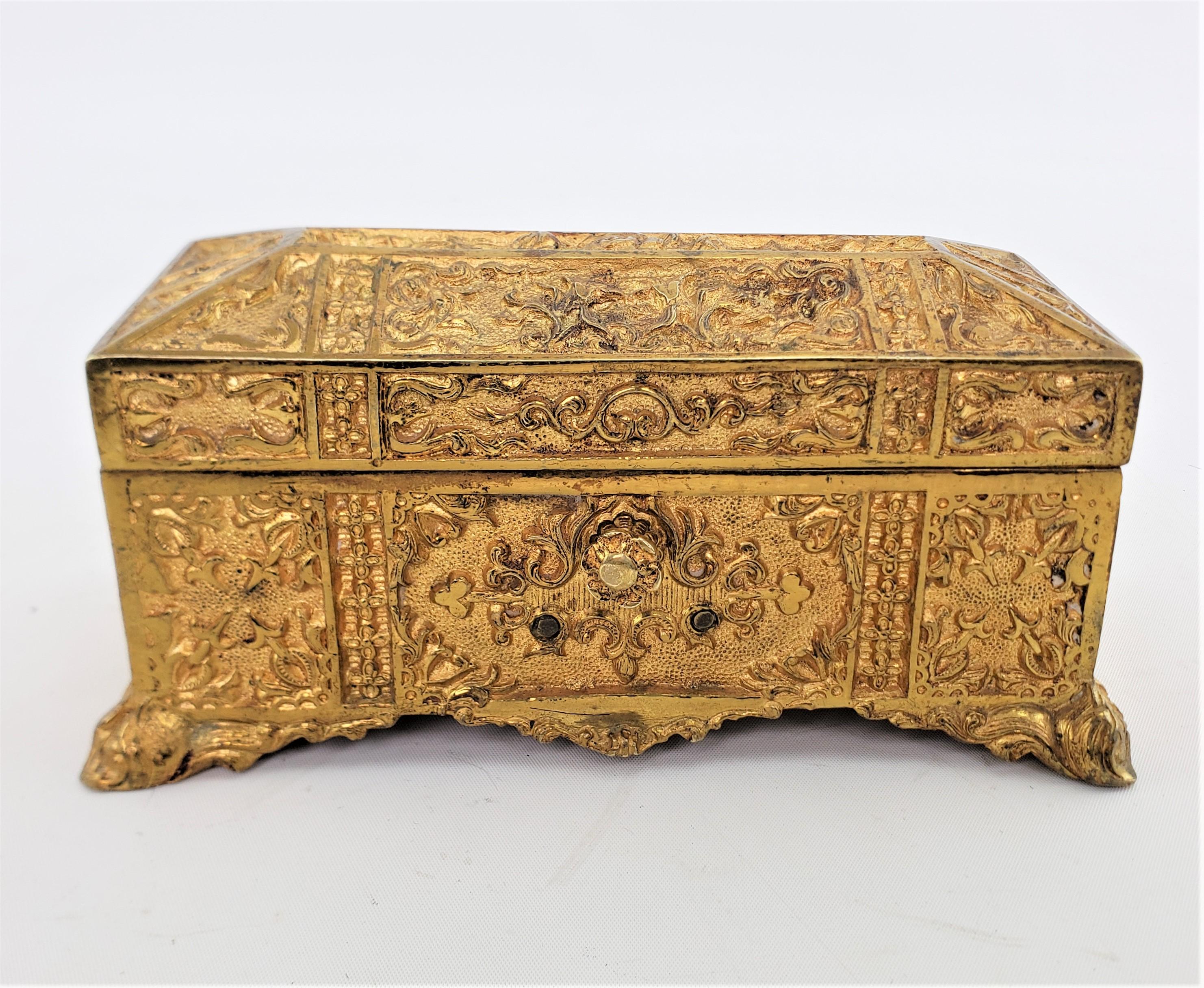 Boîte ou coffret à bijoux décoratif en bronze doré ancien avec décoration florale en vente 1