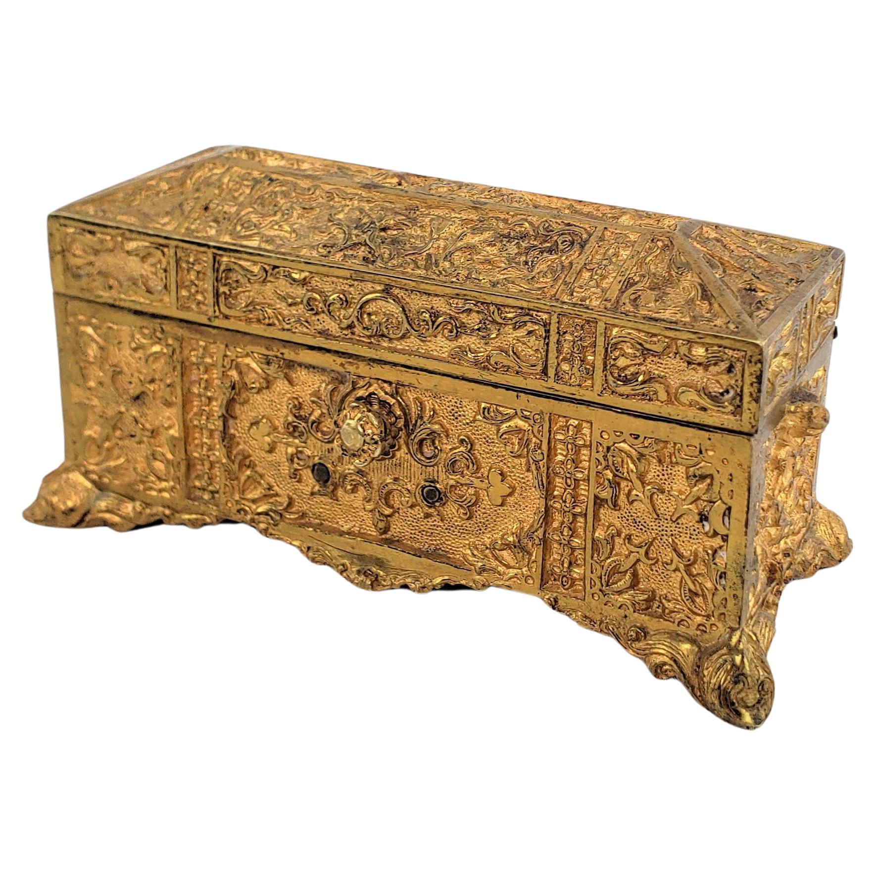 Boîte ou coffret à bijoux décoratif en bronze doré ancien avec décoration florale
