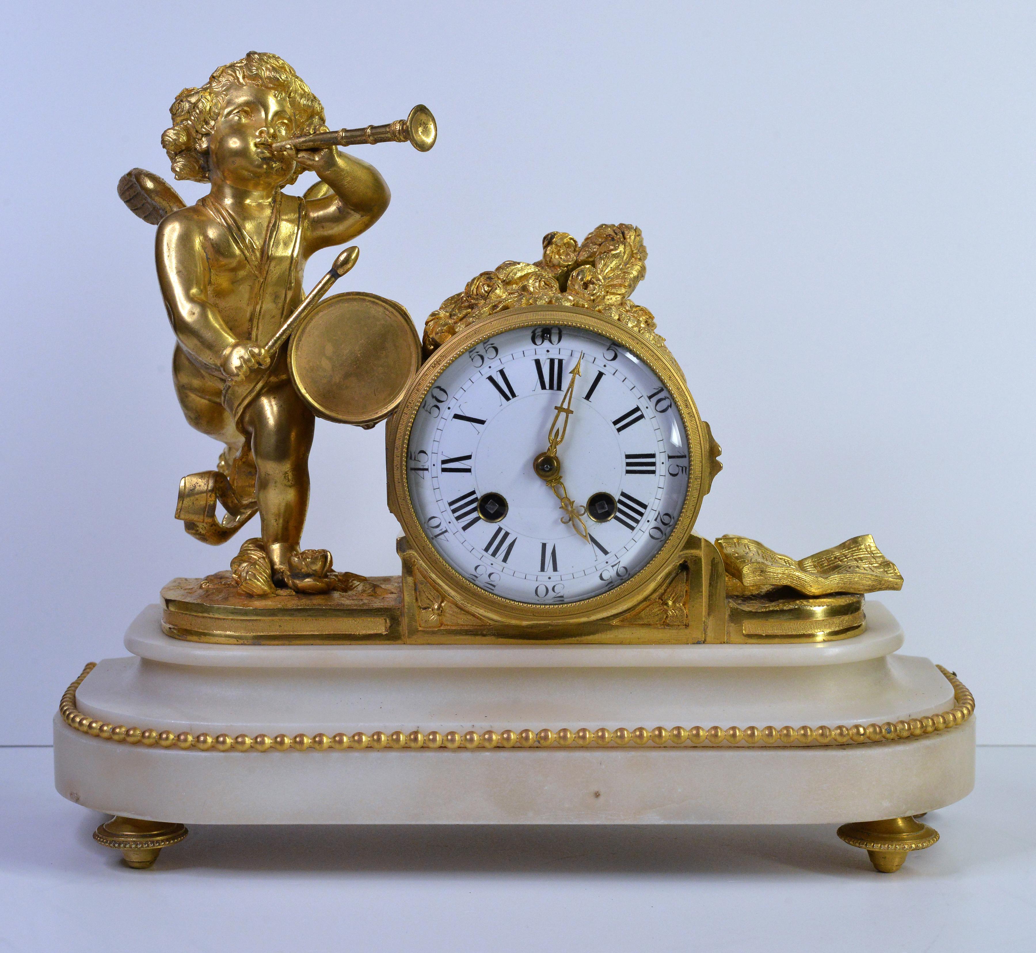 Magnifique travail de bronze sur cette horloge de chambre à base de marbre d'un fabricant inconnu de la fin du XIXe siècle - le petit ange-héraut annonce bruyamment l'arrivée d'un moment important en soufflant dans la trompette et en battant le
