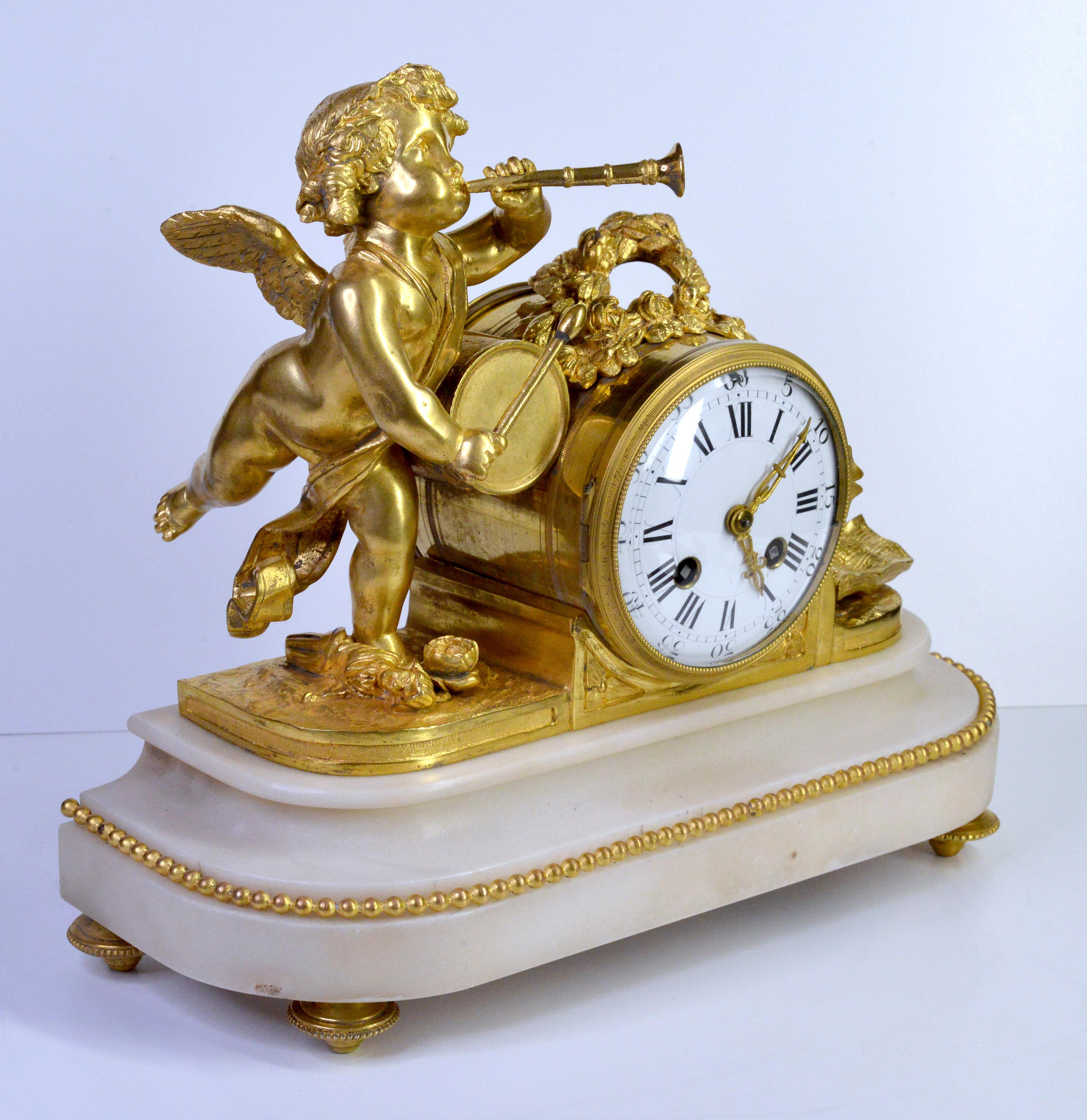 Néoclassique Horloge de messager chérubin néoclassique du 19e siècle en bronze doré antique