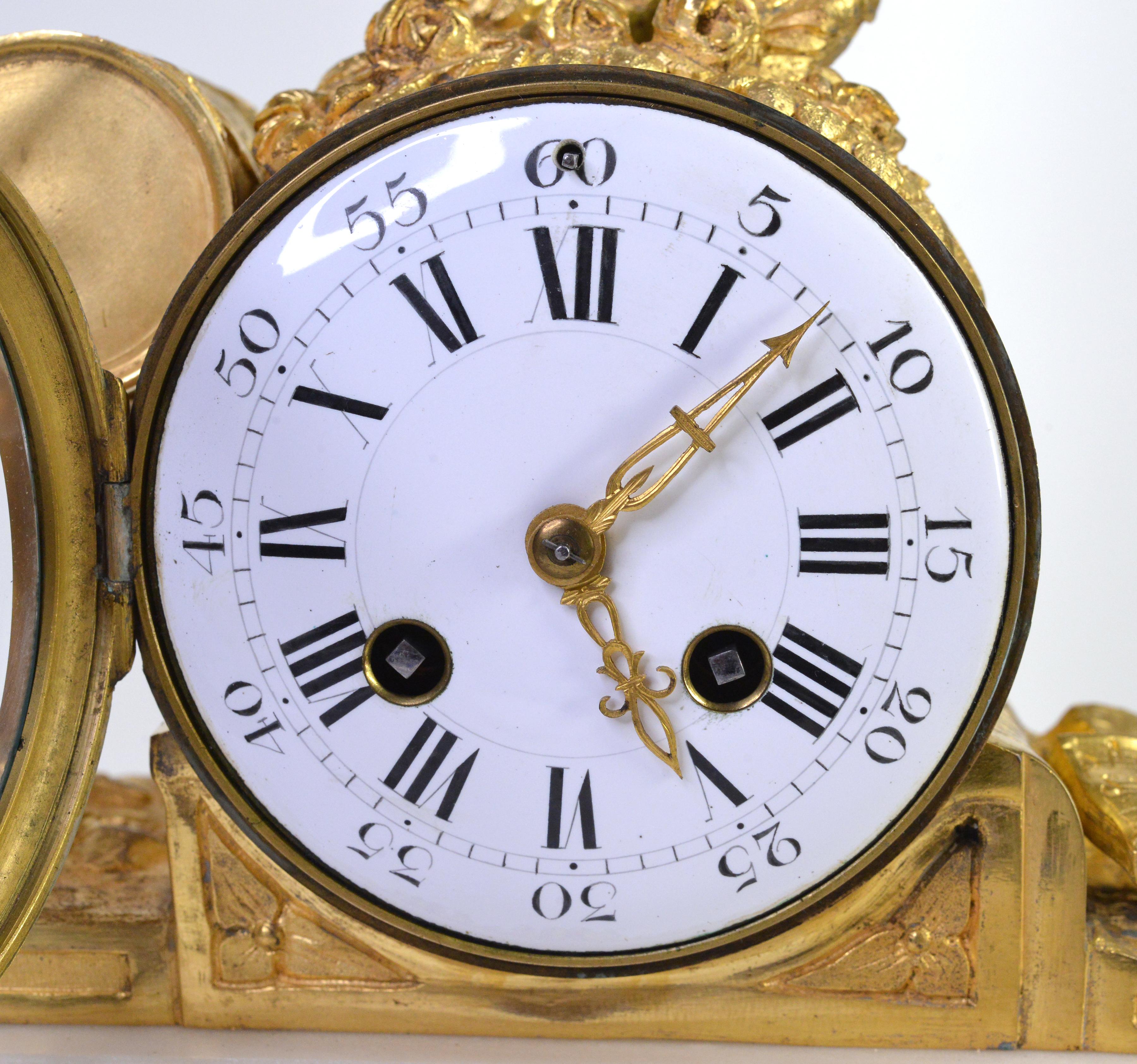 Sculpté à la main Horloge de messager chérubin néoclassique du 19e siècle en bronze doré antique