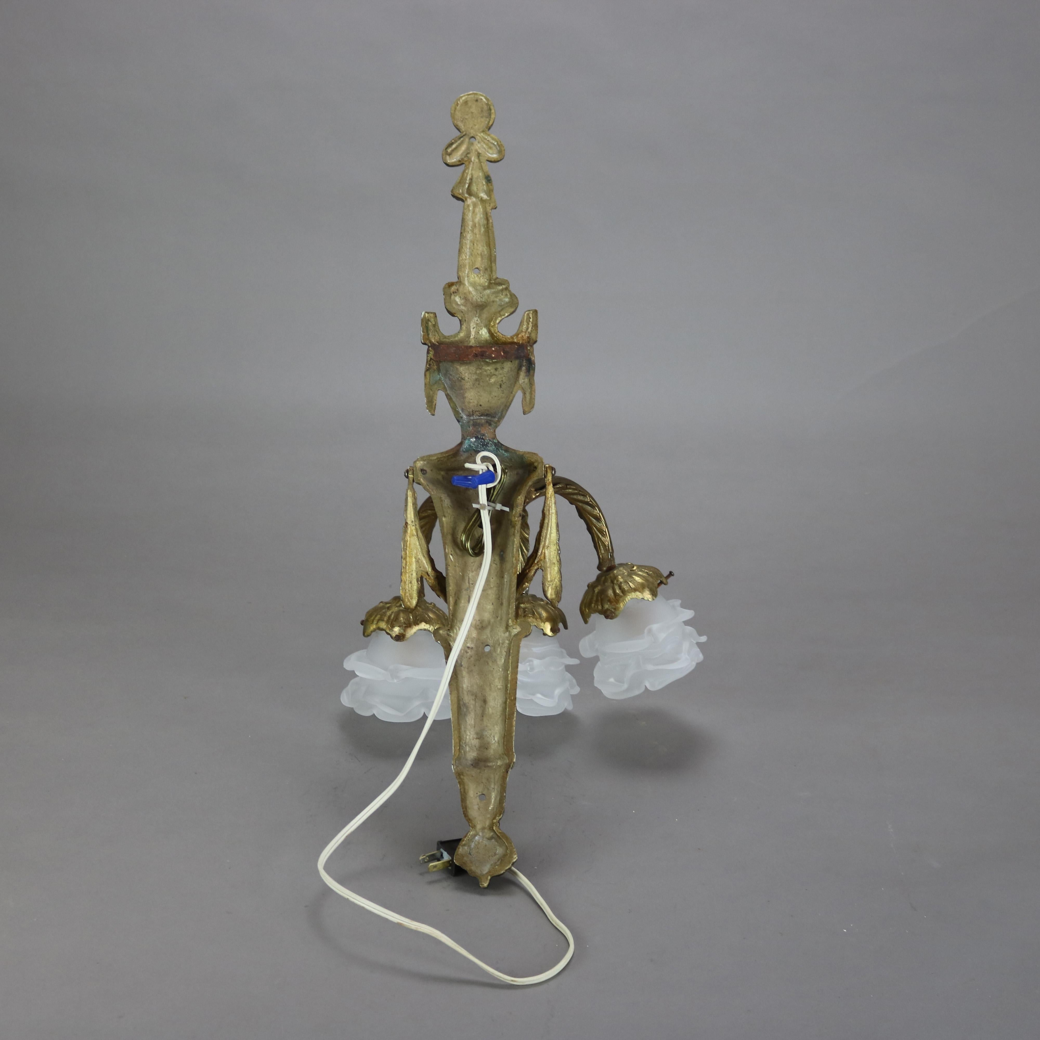 Ancienne applique murale à trois lumières figurative en bronze doré avec masque persan C1920 en vente 3