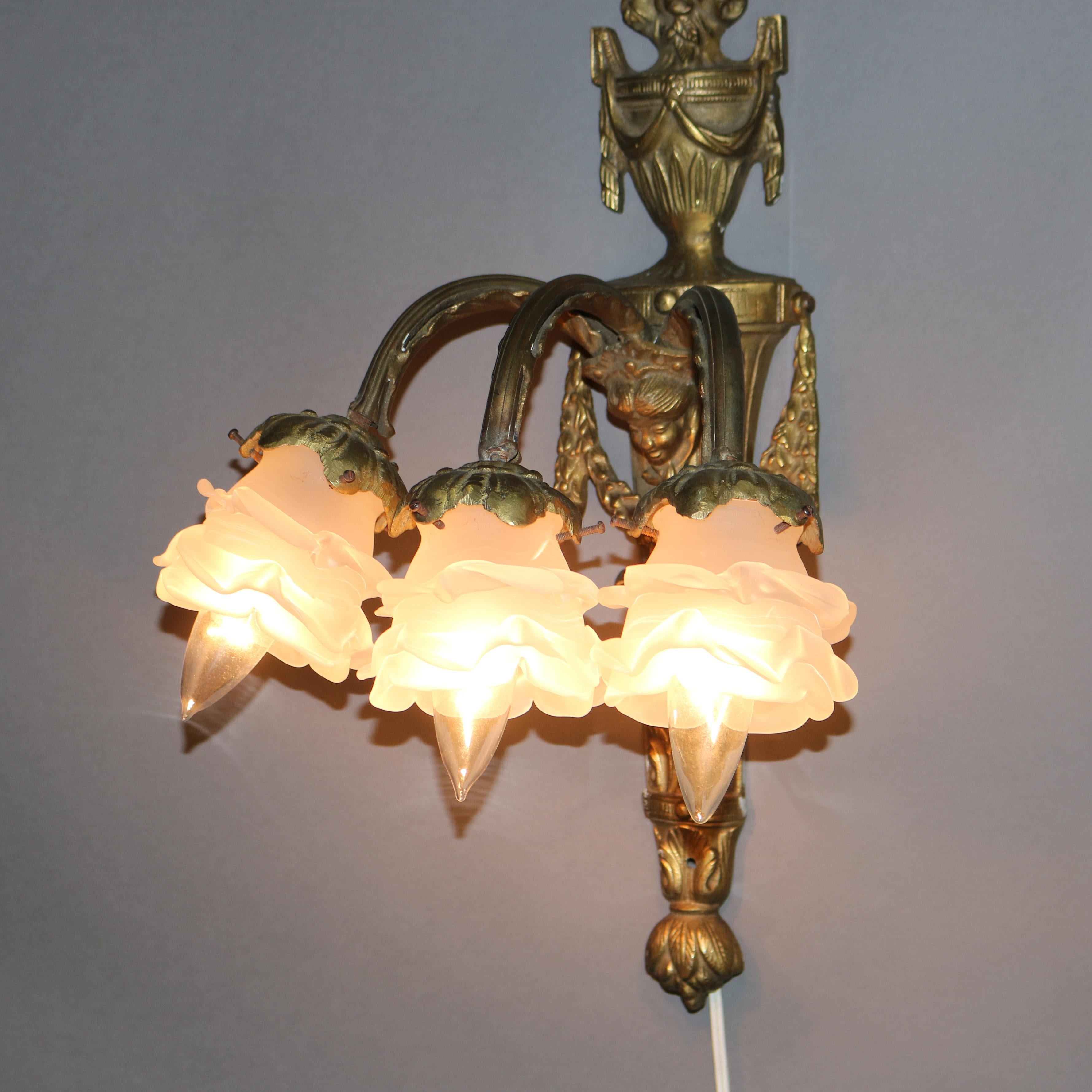 Ancienne applique murale à trois lumières figurative en bronze doré avec masque persan C1920

Dimensions : 23.25 