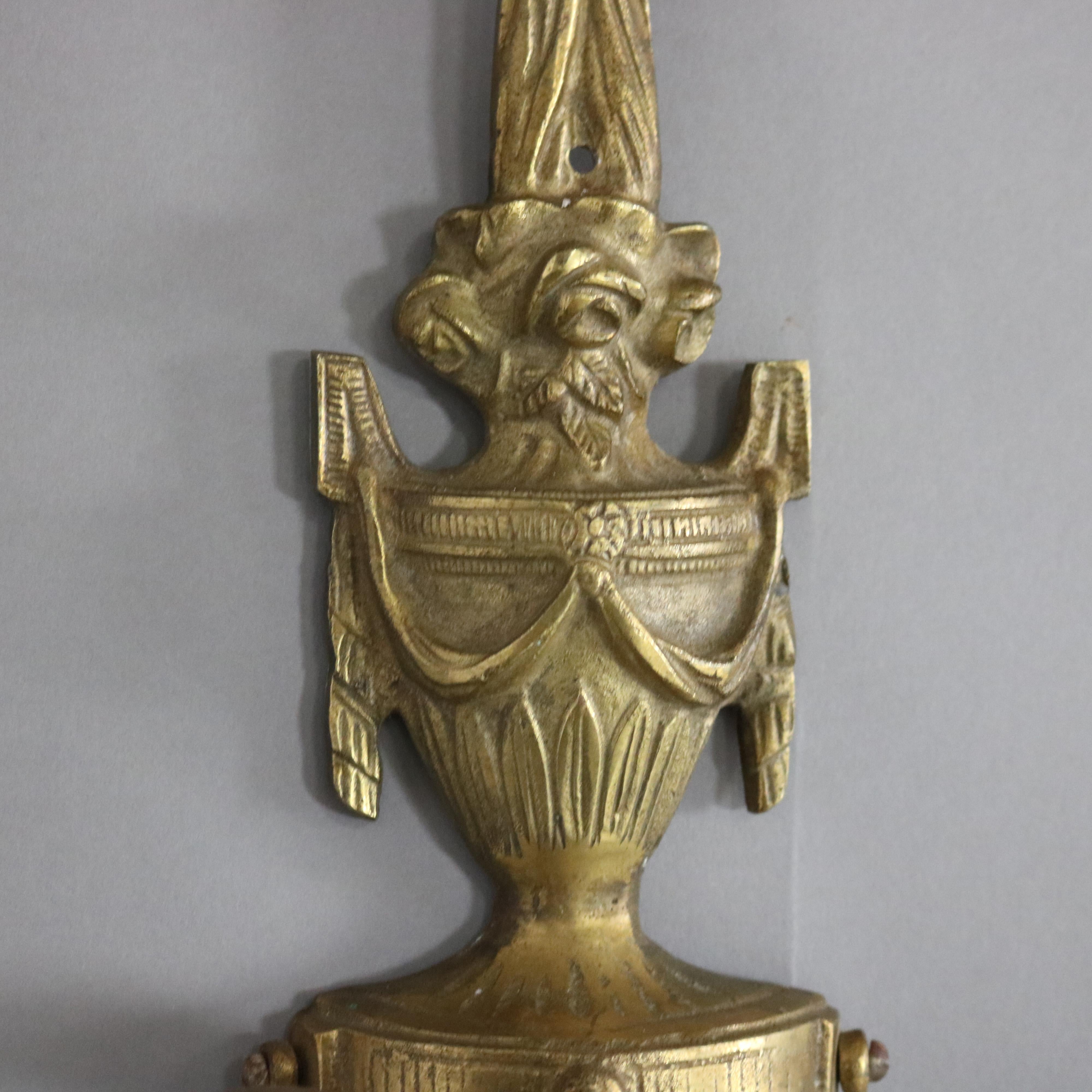 20ième siècle Ancienne applique murale à trois lumières figurative en bronze doré avec masque persan C1920 en vente