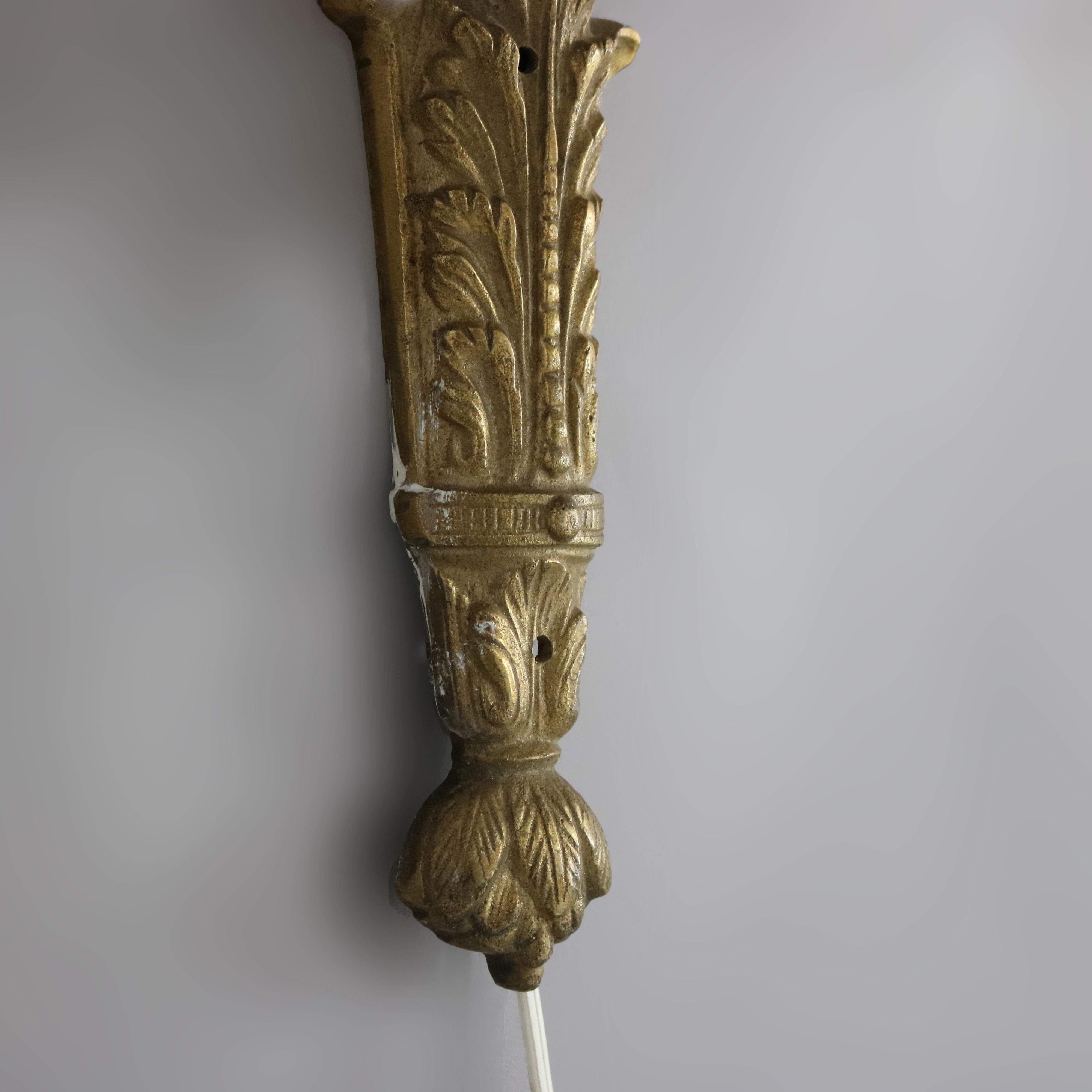Ancienne applique murale à trois lumières figurative en bronze doré avec masque persan C1920 en vente 2