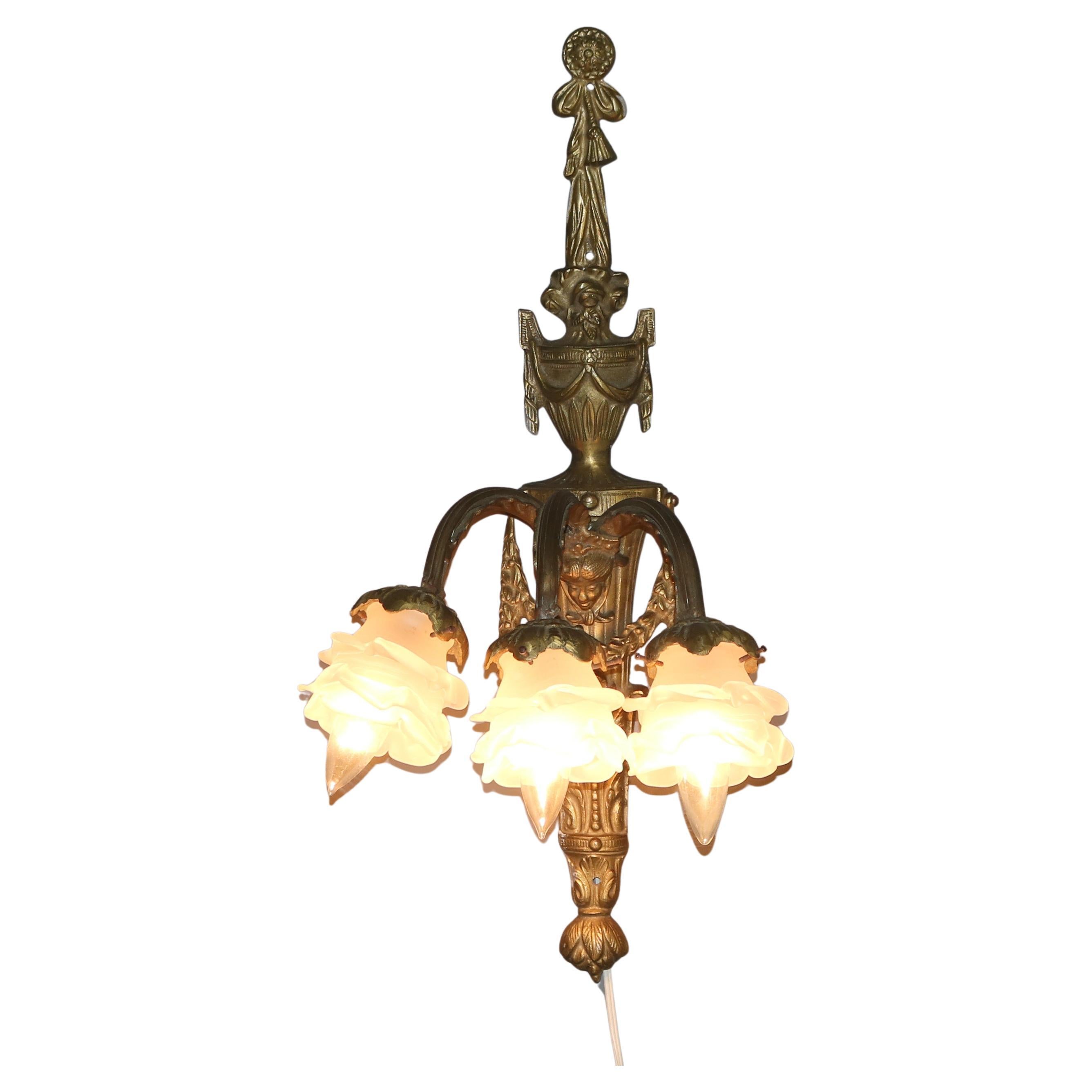 Ancienne applique murale à trois lumières figurative en bronze doré avec masque persan C1920 en vente