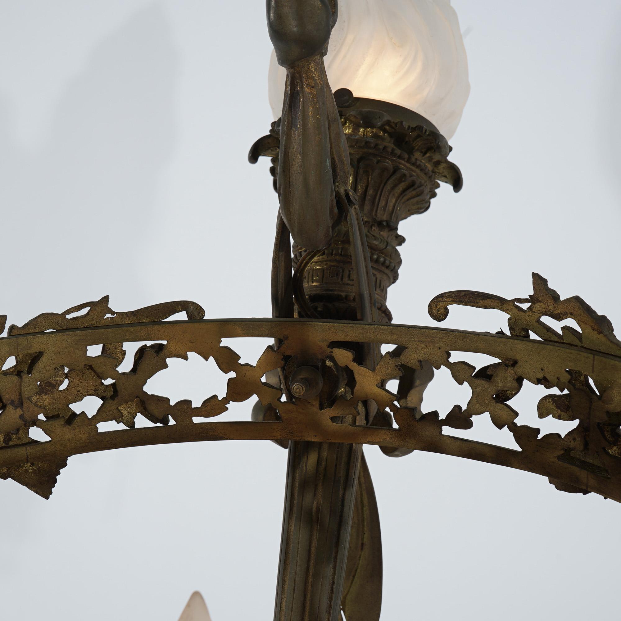 Suspension de flambeau à quatre lumières en bronze doré de l'Empire Antique français C1920 en vente 6