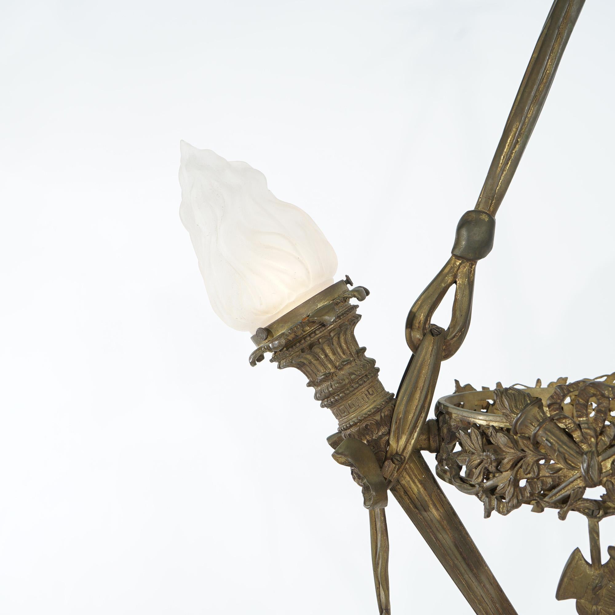 Suspension de flambeau à quatre lumières en bronze doré de l'Empire Antique français C1920 Bon état - En vente à Big Flats, NY