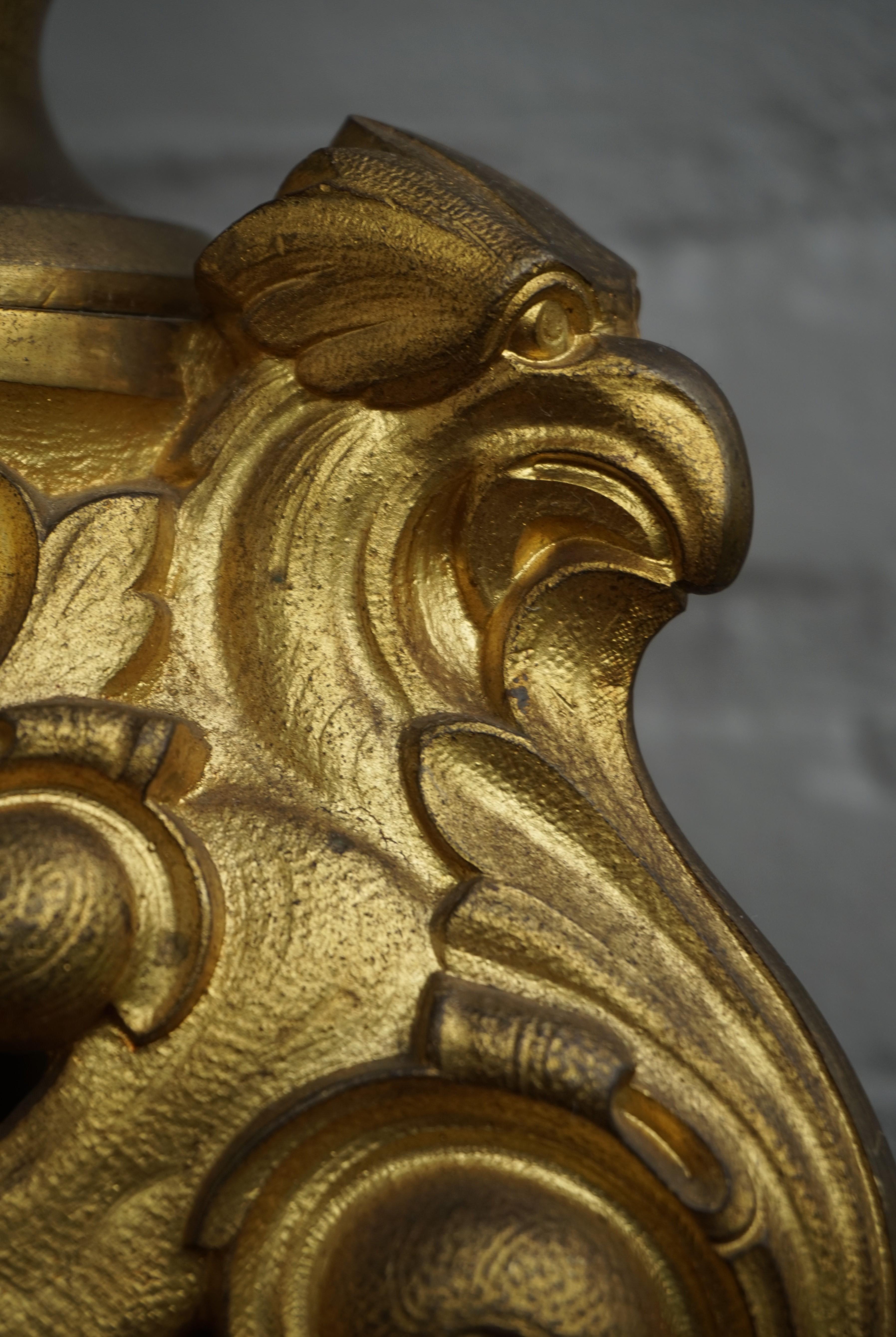 Support de bannière sur trépied en bronze doré de style néo-gothique avec sculptures d'aigle en vente 4