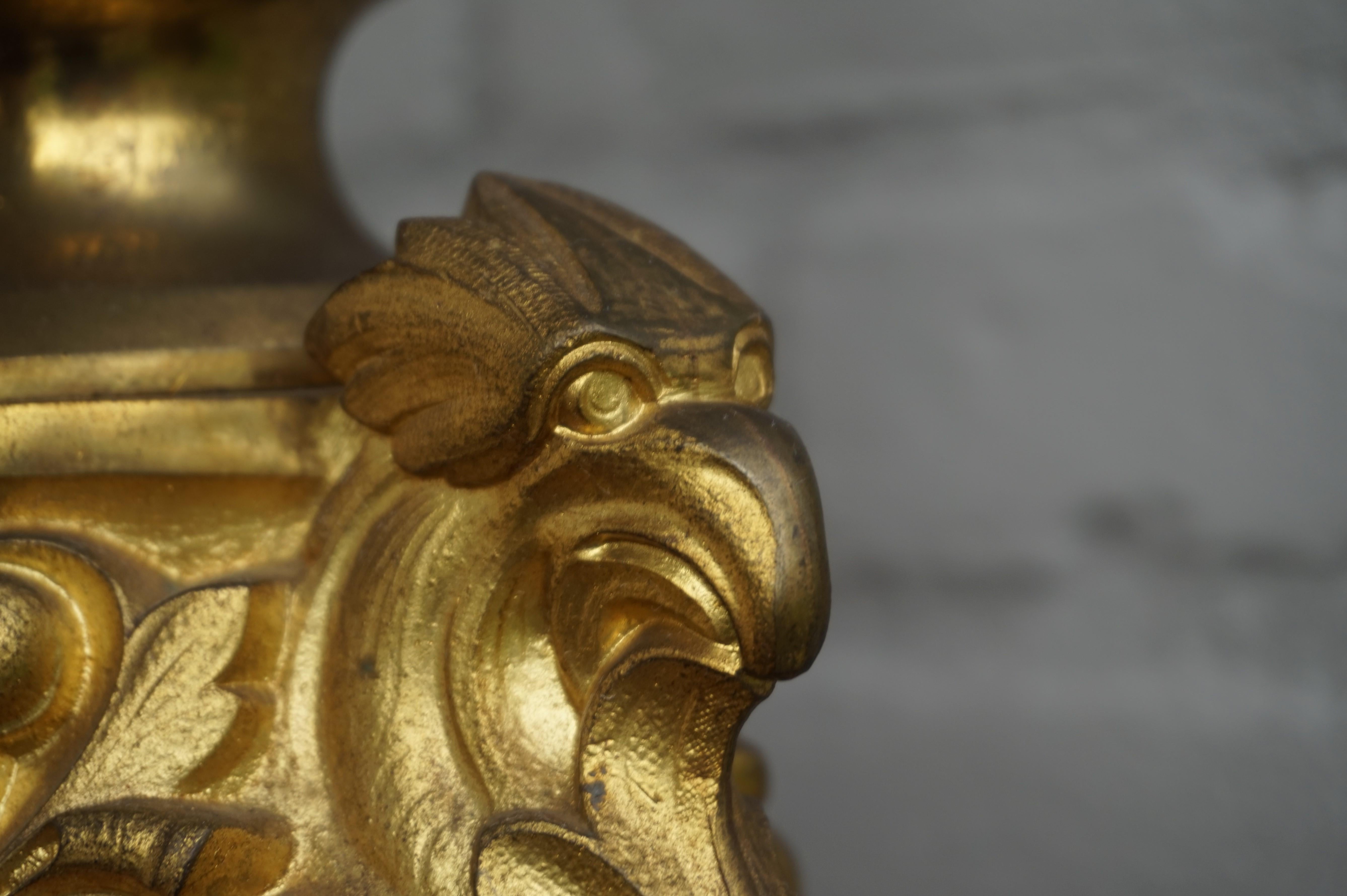 Support de bannière sur trépied en bronze doré de style néo-gothique avec sculptures d'aigle en vente 5