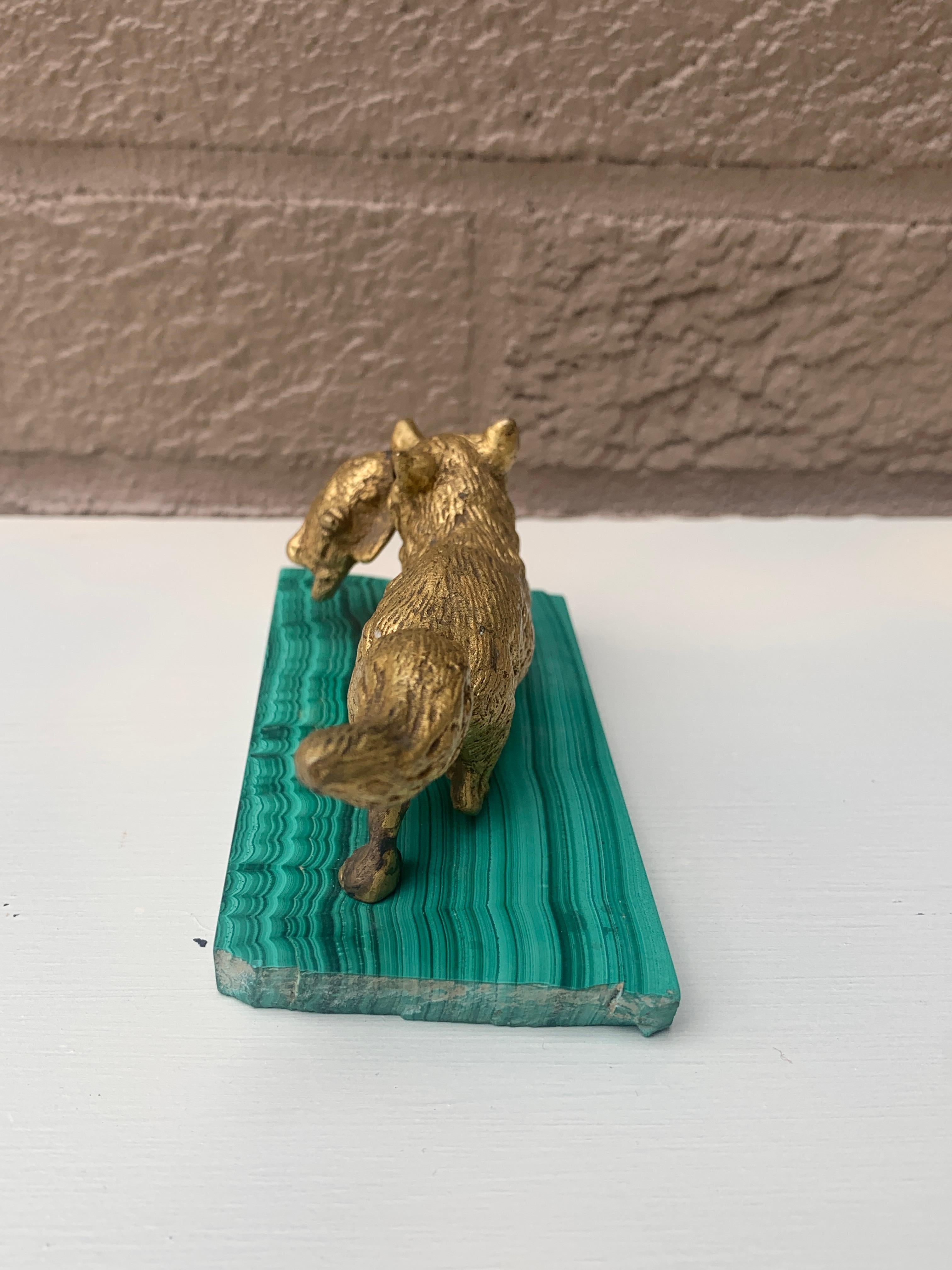 Escultura antigua de zorro cazador de bronce dorado sobre base de malaquita, principios del siglo XX en venta 4